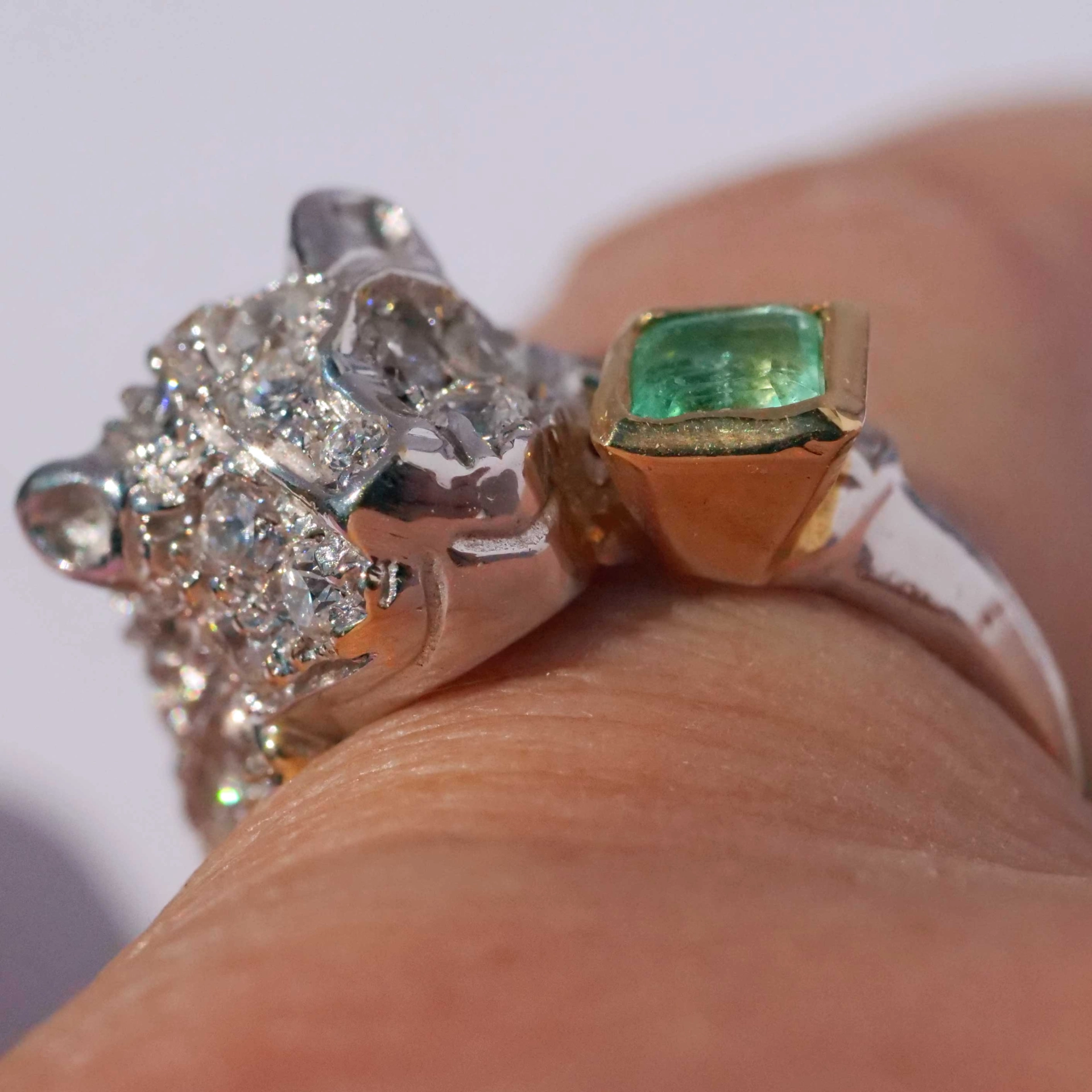 Emerald big Cat Ring 18 kt White Gold 0.25 ct beautifully designed