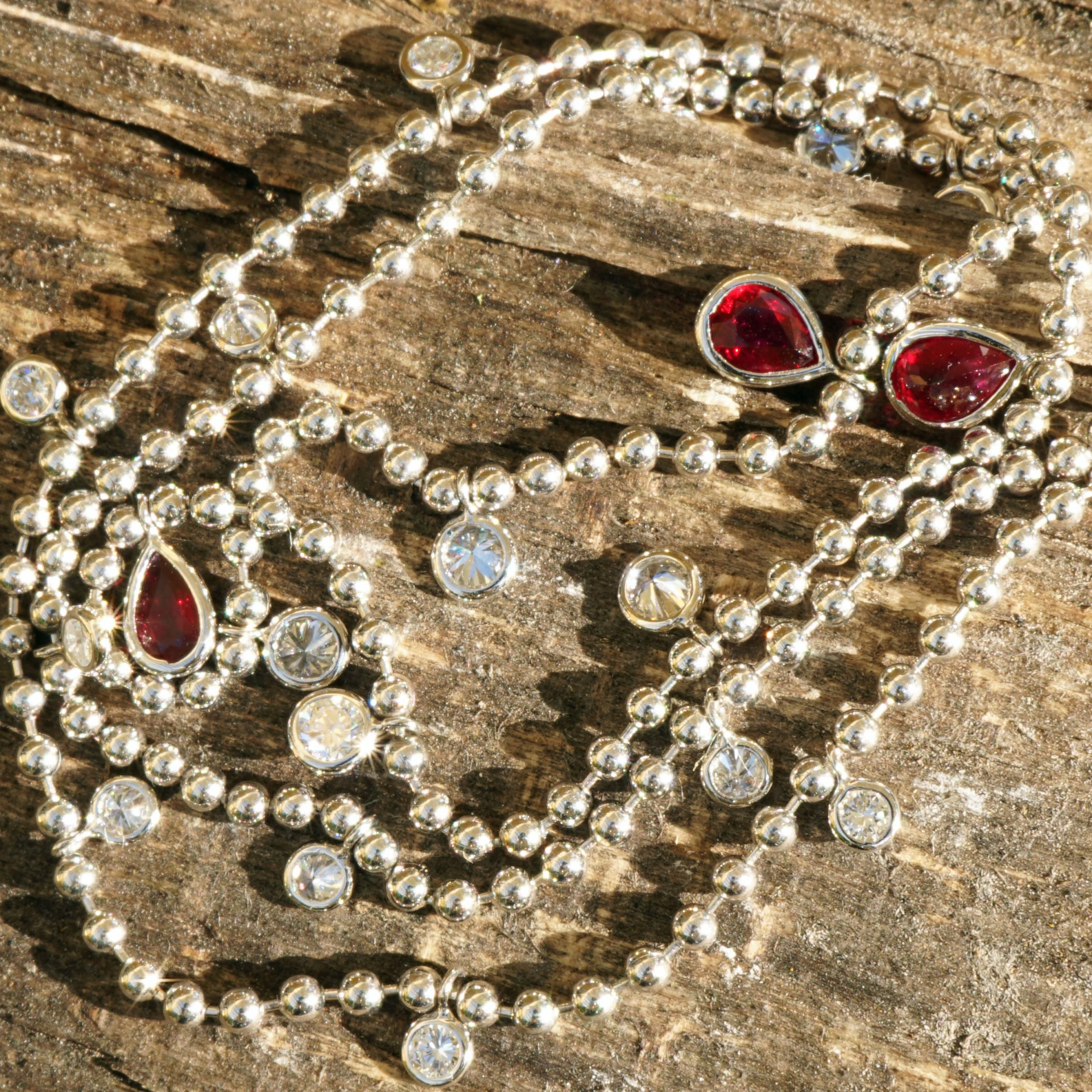 Schmuckzicke_brillant_collier_rubin_pigeonblood_weissgoldSON09271 Three pigeonblood rubies 1.26 ct and diamonds 1.24 ct, TW / VS...what do you want more