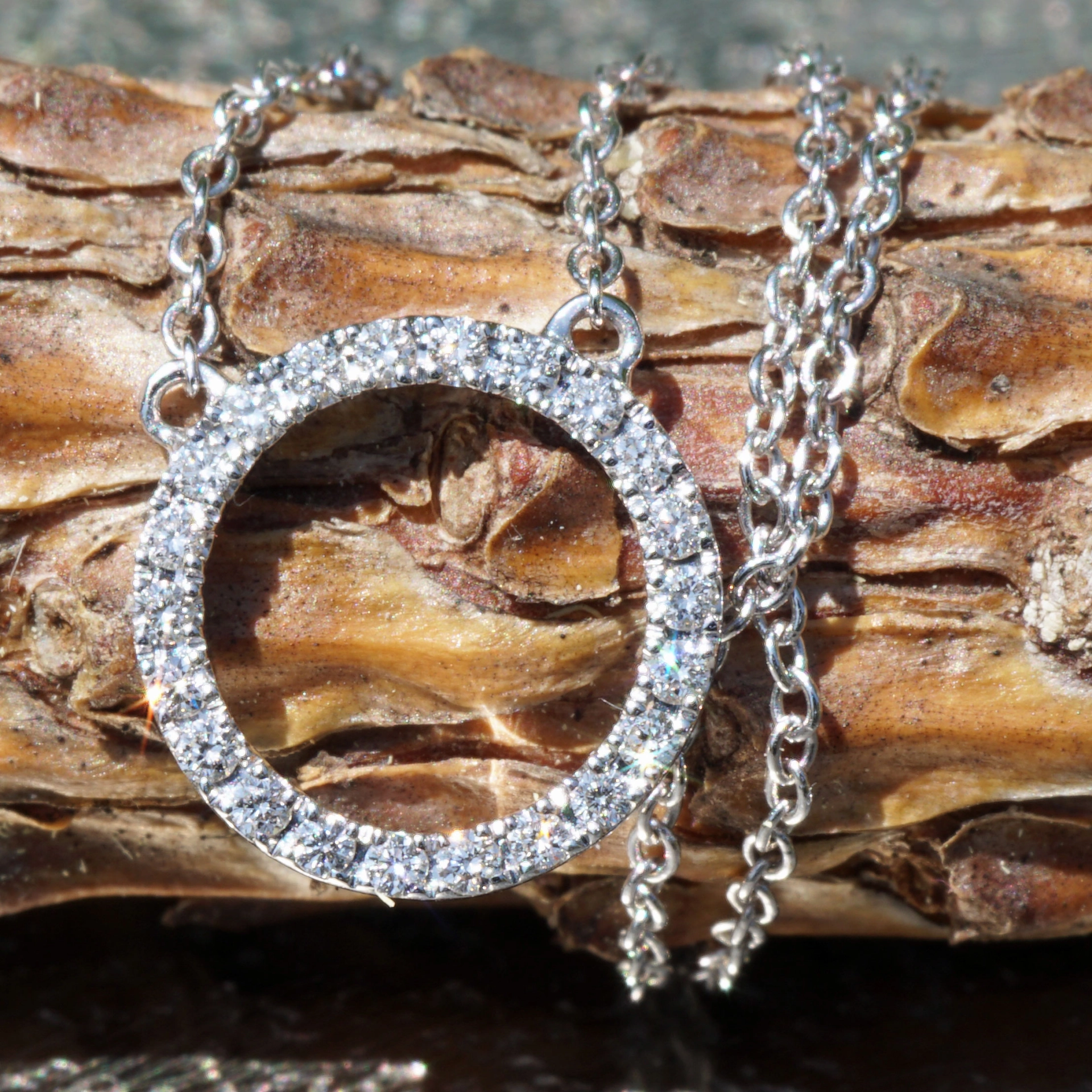 Brilliant pendant made of 750 white gold....Brilliant Circle