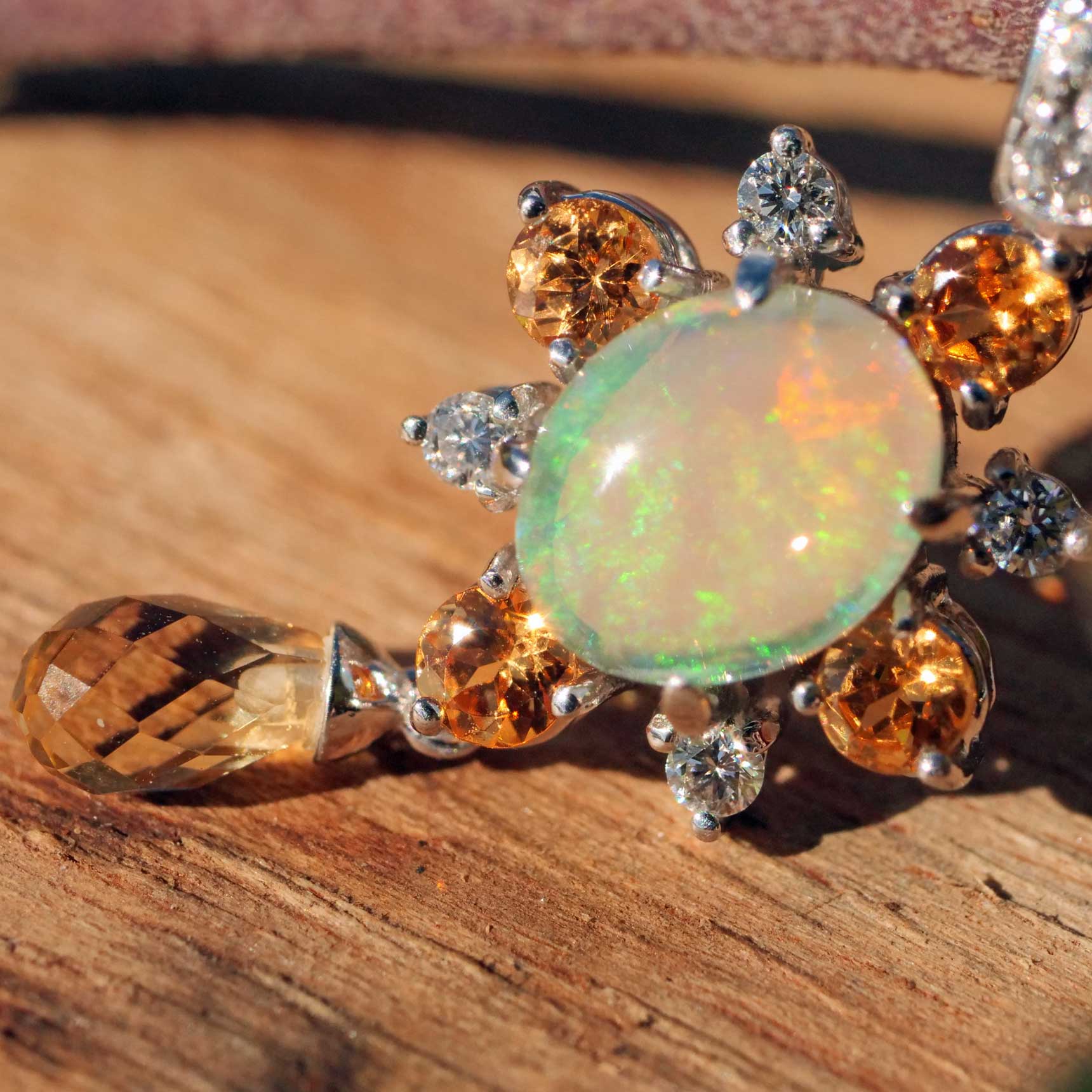Adorable Full Opal Mandarin Garnet Pendant with Brilliant-Cut Diamonds 0.67 0.07 ct with Chain 750 White Gold