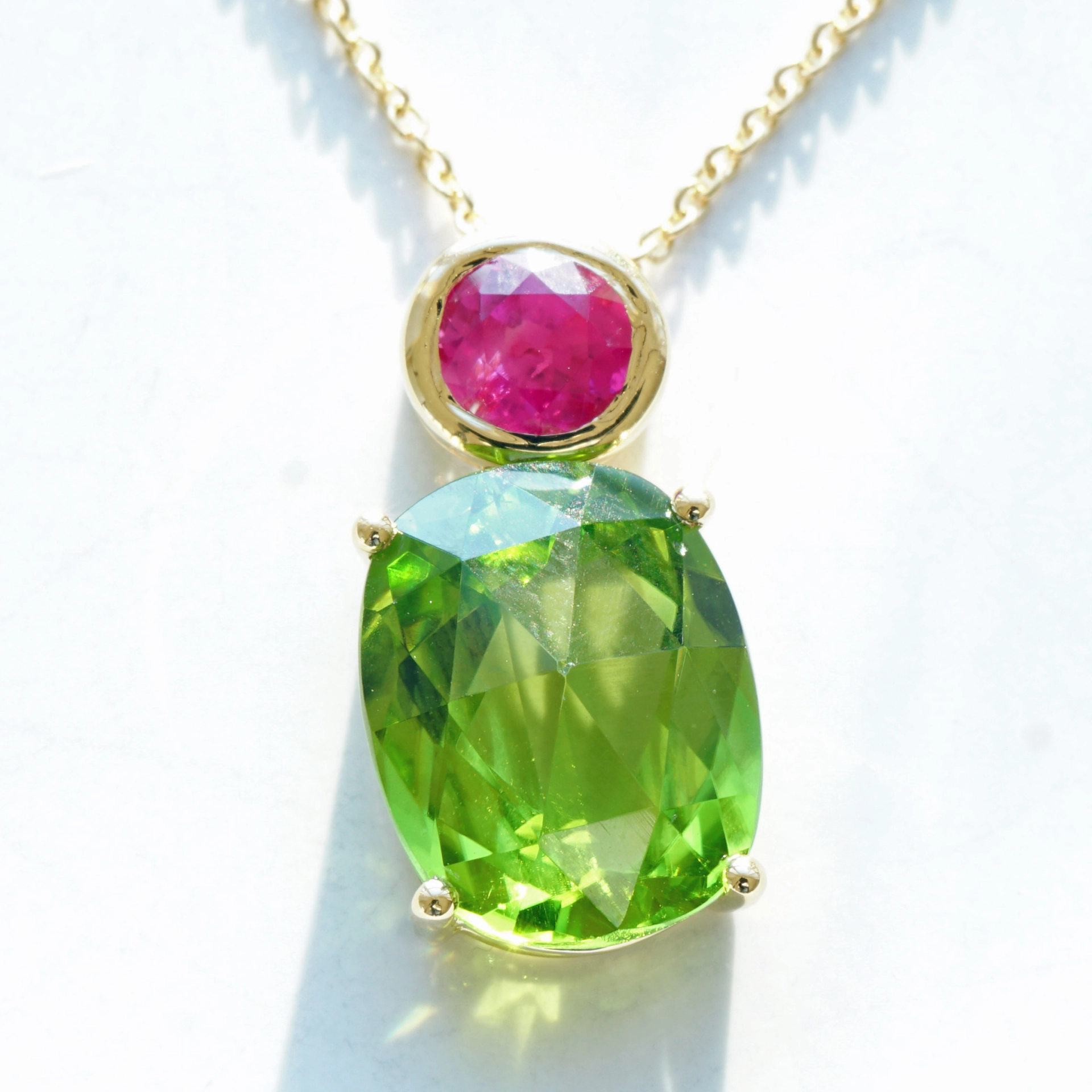 Rubin Peridot Anhänger m. Kette 750er Gelbgold 5.11 ct 0.63 ct AAA+