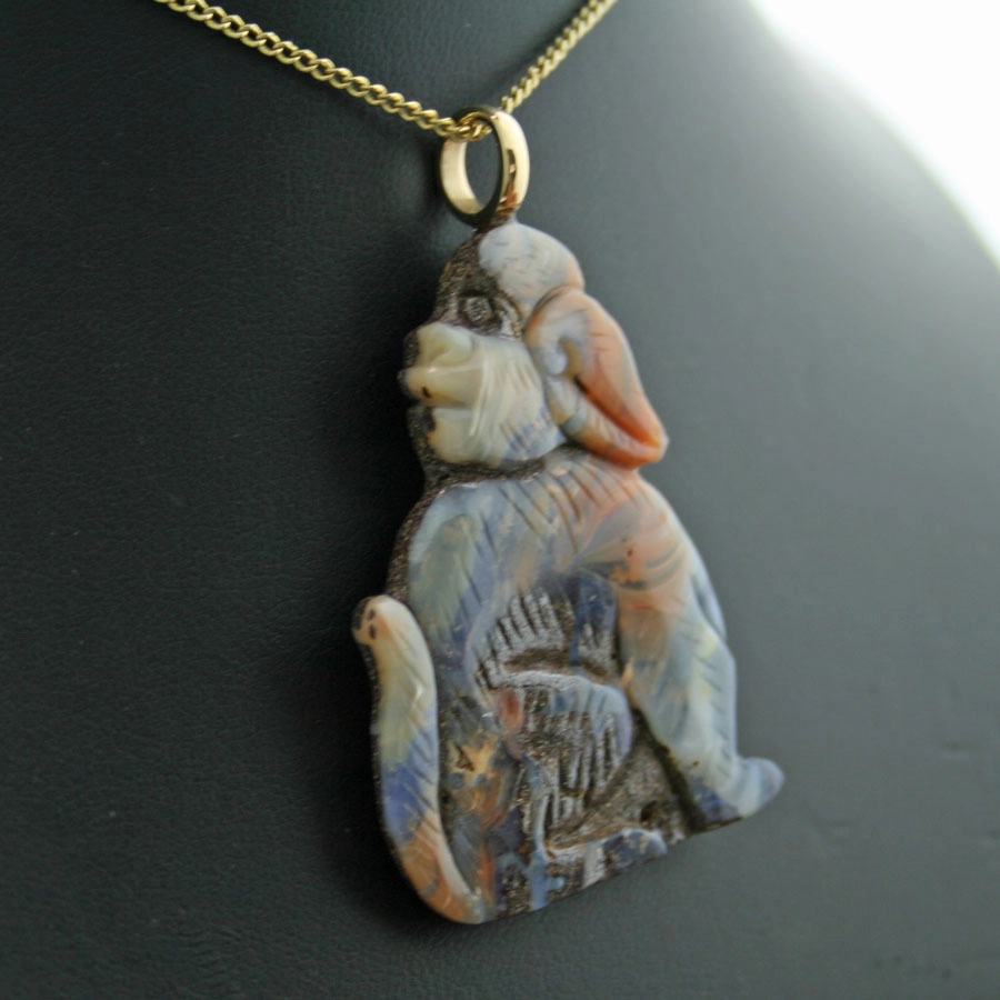 Tier-Anhänger aus Opal-Matrix mit großer Rundöse in 585er-Gold