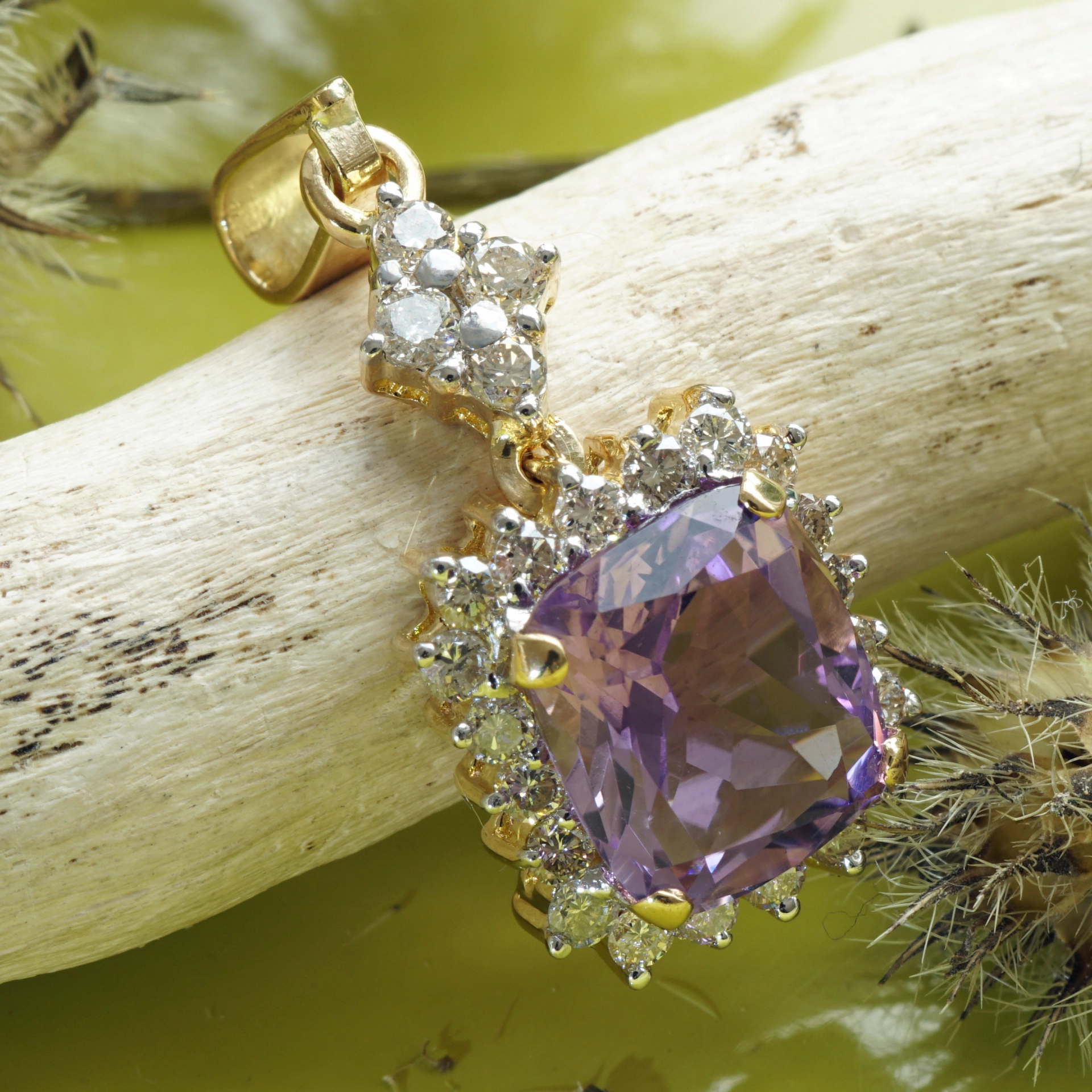 Amethyst Diamond Pendant 18 kt Gold sooo precious