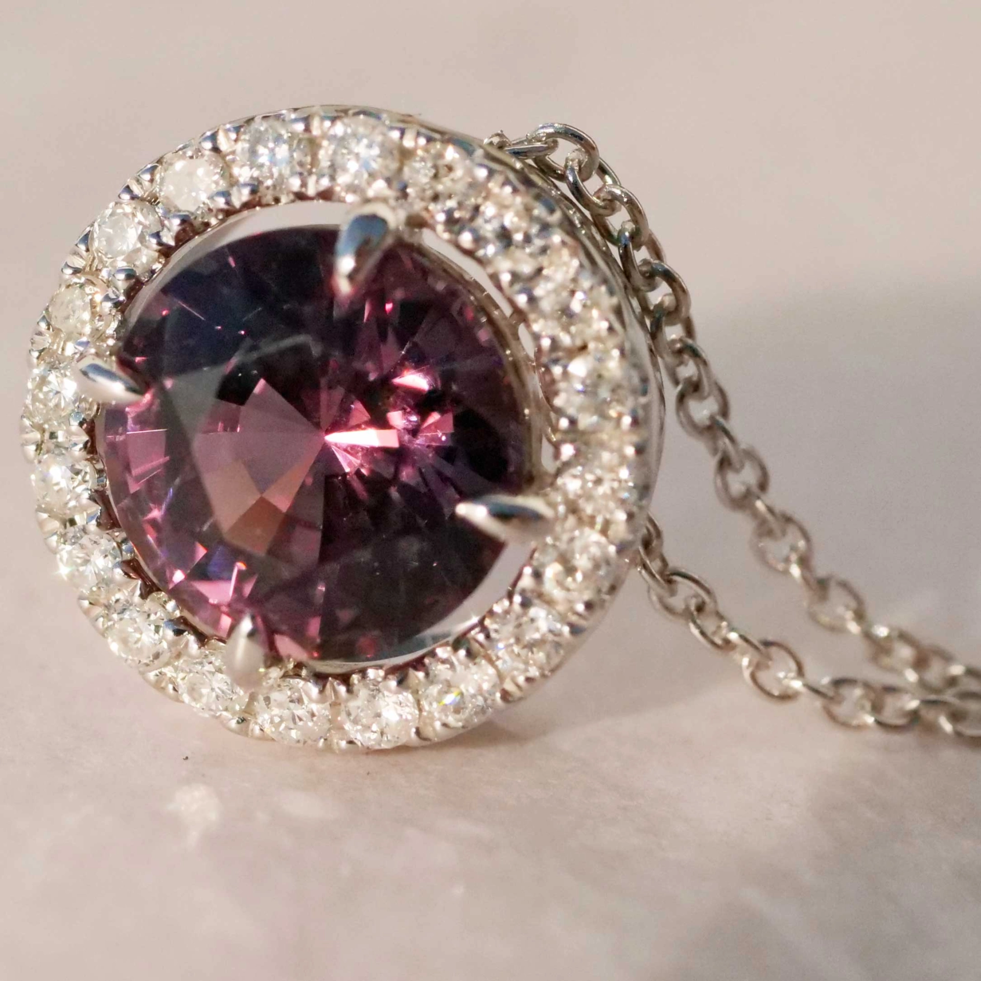 Spinel Brilliant Pendant 1.50 ct 0.14 ct TW VS..natural Color pink-violet-aubergine 18kt White Gold