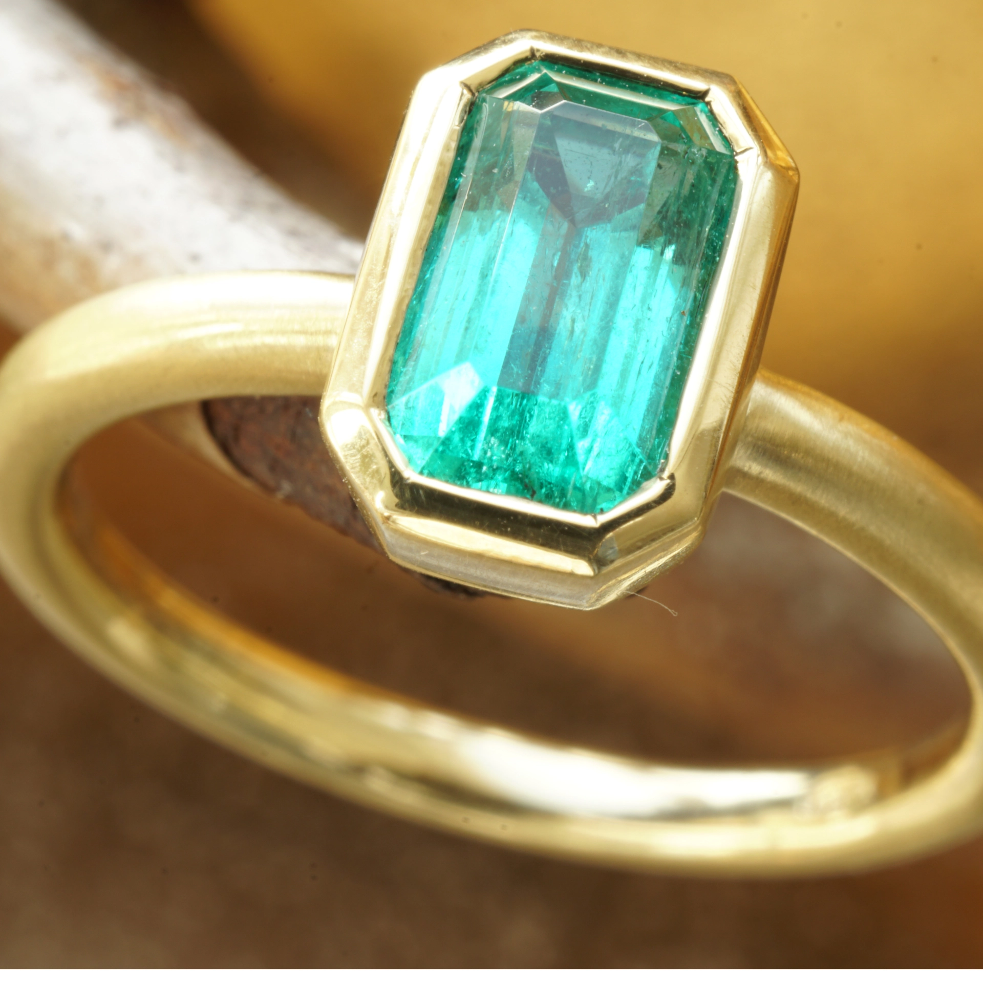 Emerald ring 0.97 ct, top quality from Afghanistan, 750 yellow gold handmade