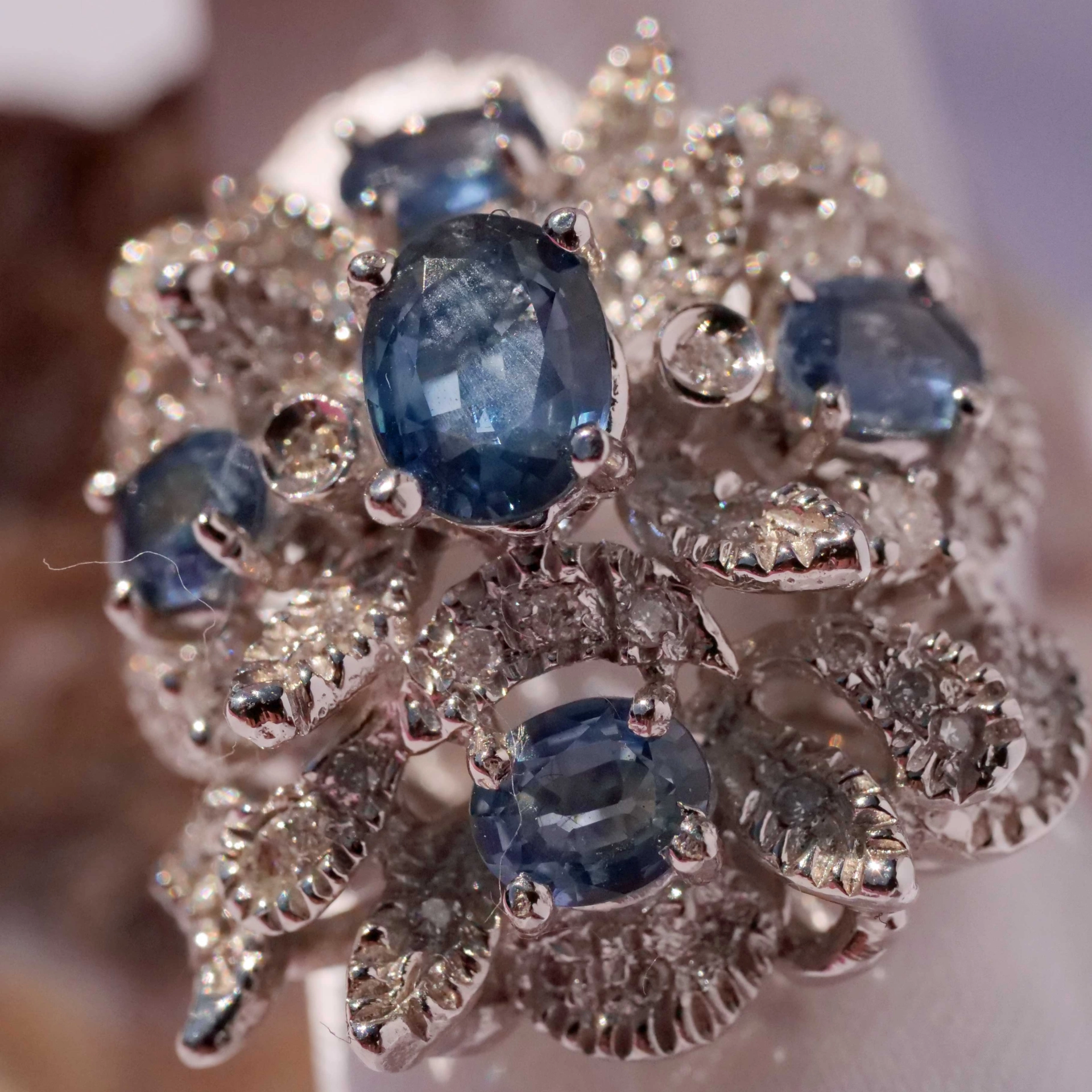 Representative Sapphire Diamond Ring of a special kind 18 kt White Gold 21 x 21 mm