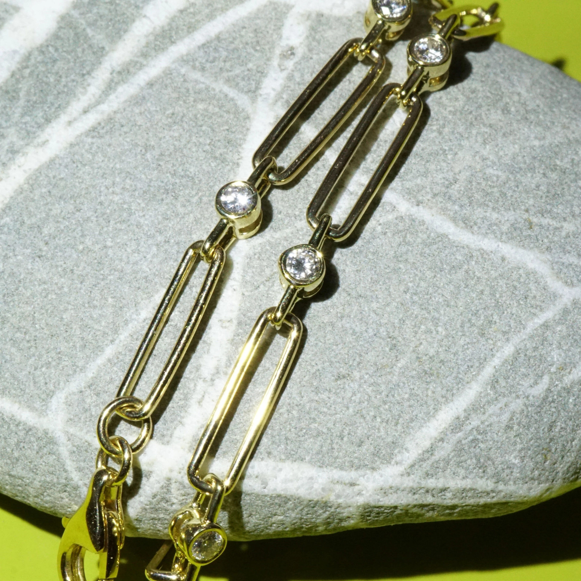 All around 10 Brilliants 0.30ct Sporty and elegant this diamond bracelet is both