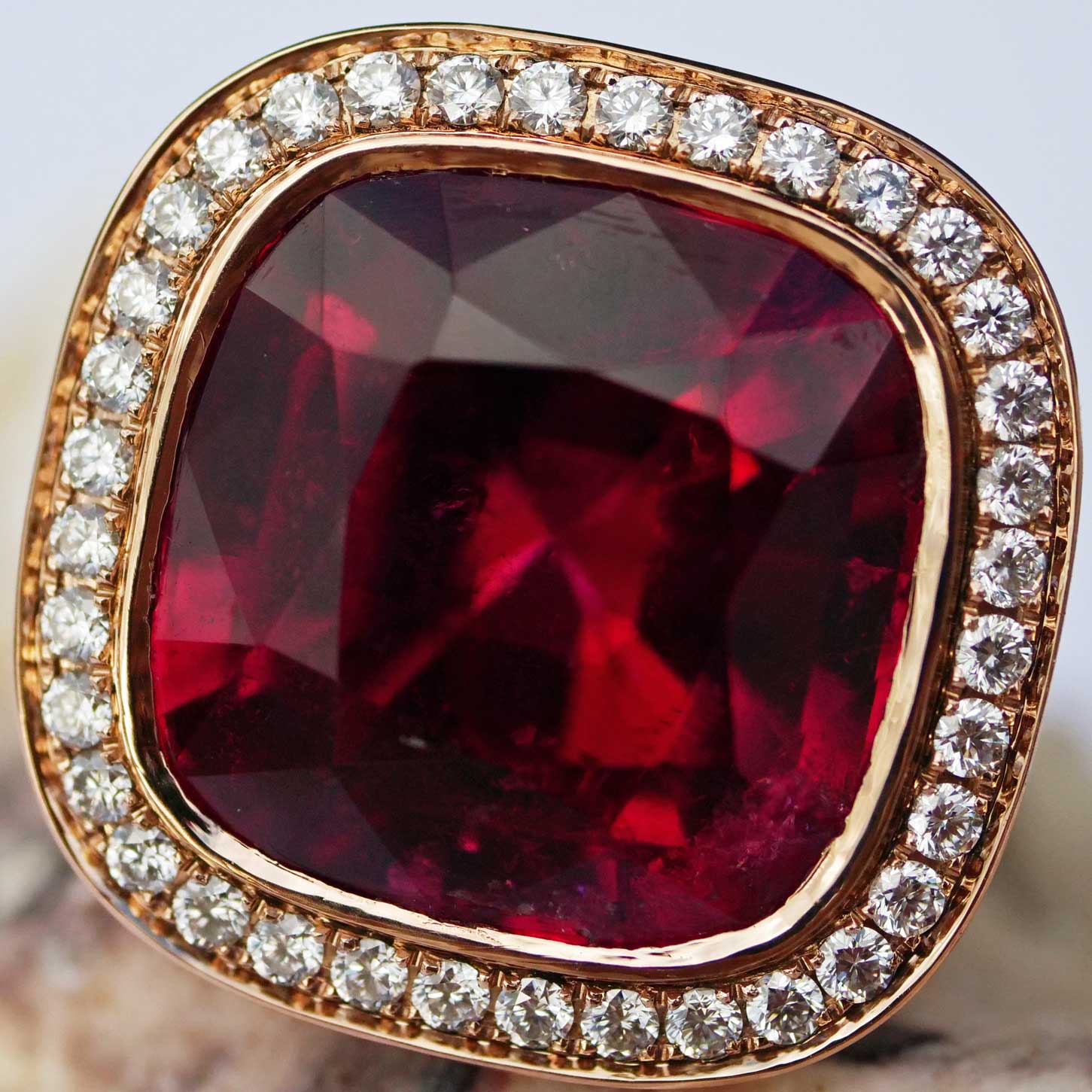 Rare Rubellite Brilliant Ring from Afghanistan 23.10 ct red-pink Exception of Luminosity AAA+
