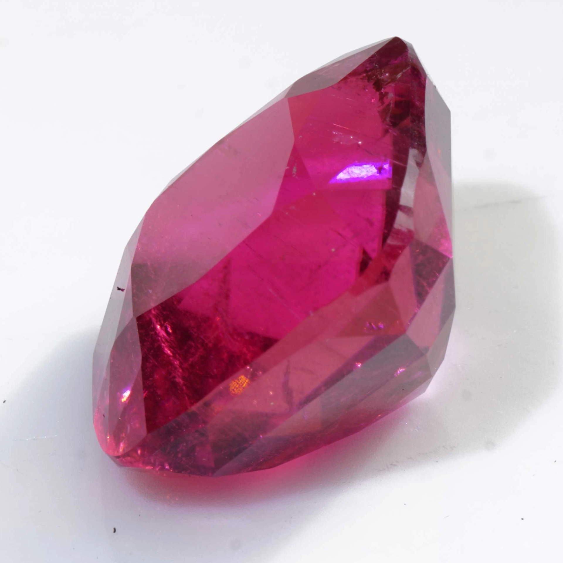 Rare Rubellite from Afghanistan 23.10 ct red-pink Exception of Luminosity AAA+