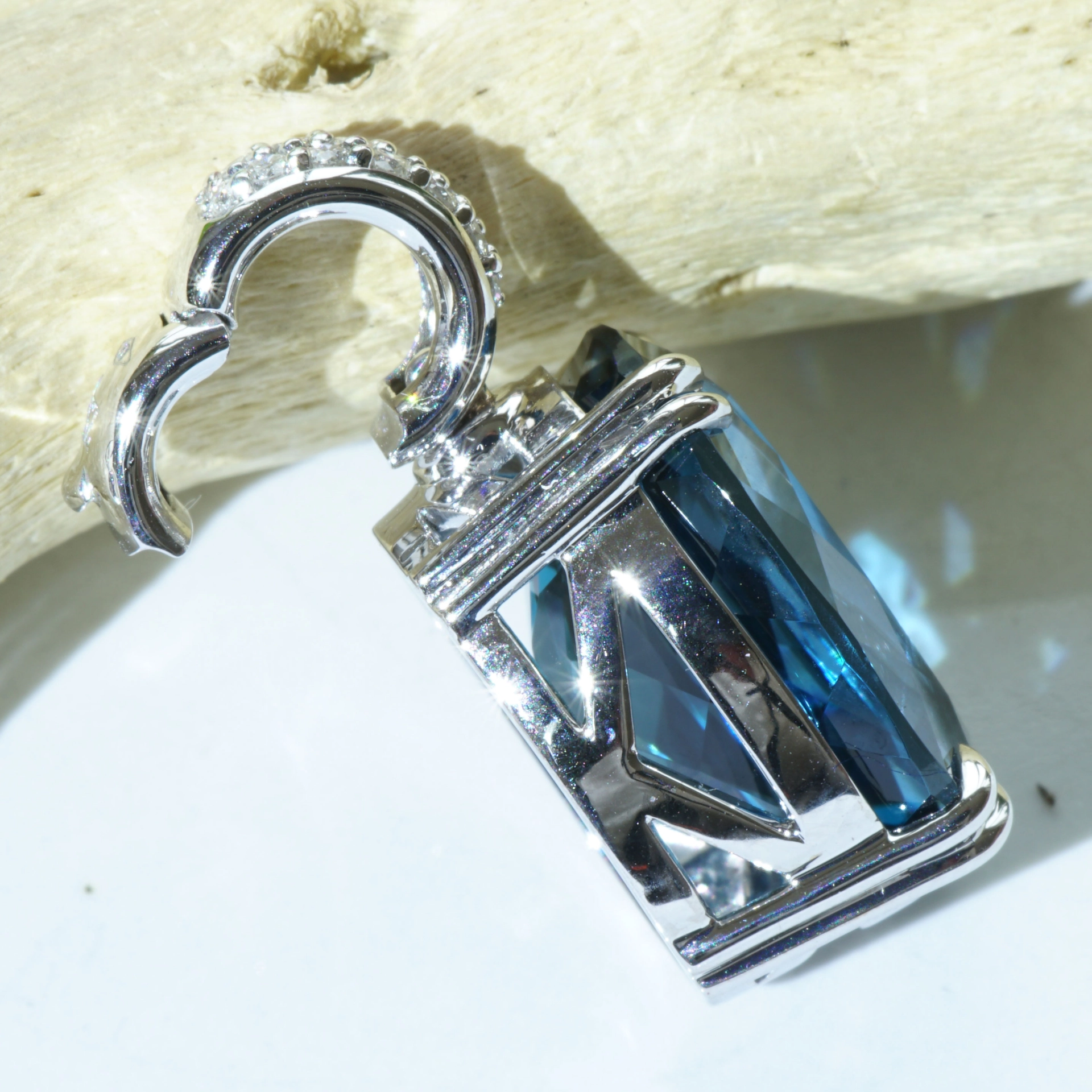 Amazing color Blue forever londen blue topas approx. 15.30 ct, 17,5 x 13 mm, modern setting with fullcut diamonds