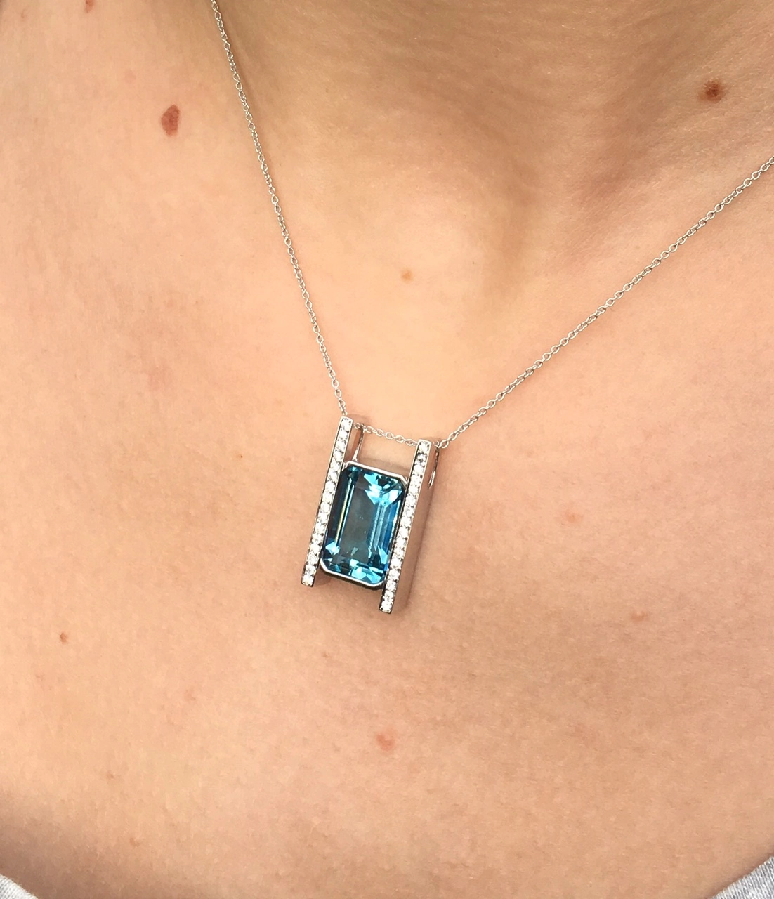 Farbenjäger Kollektion:Santa-Maria-Aquamarin-Brillant-Anhänger mit Kette, 750er-Weißgold