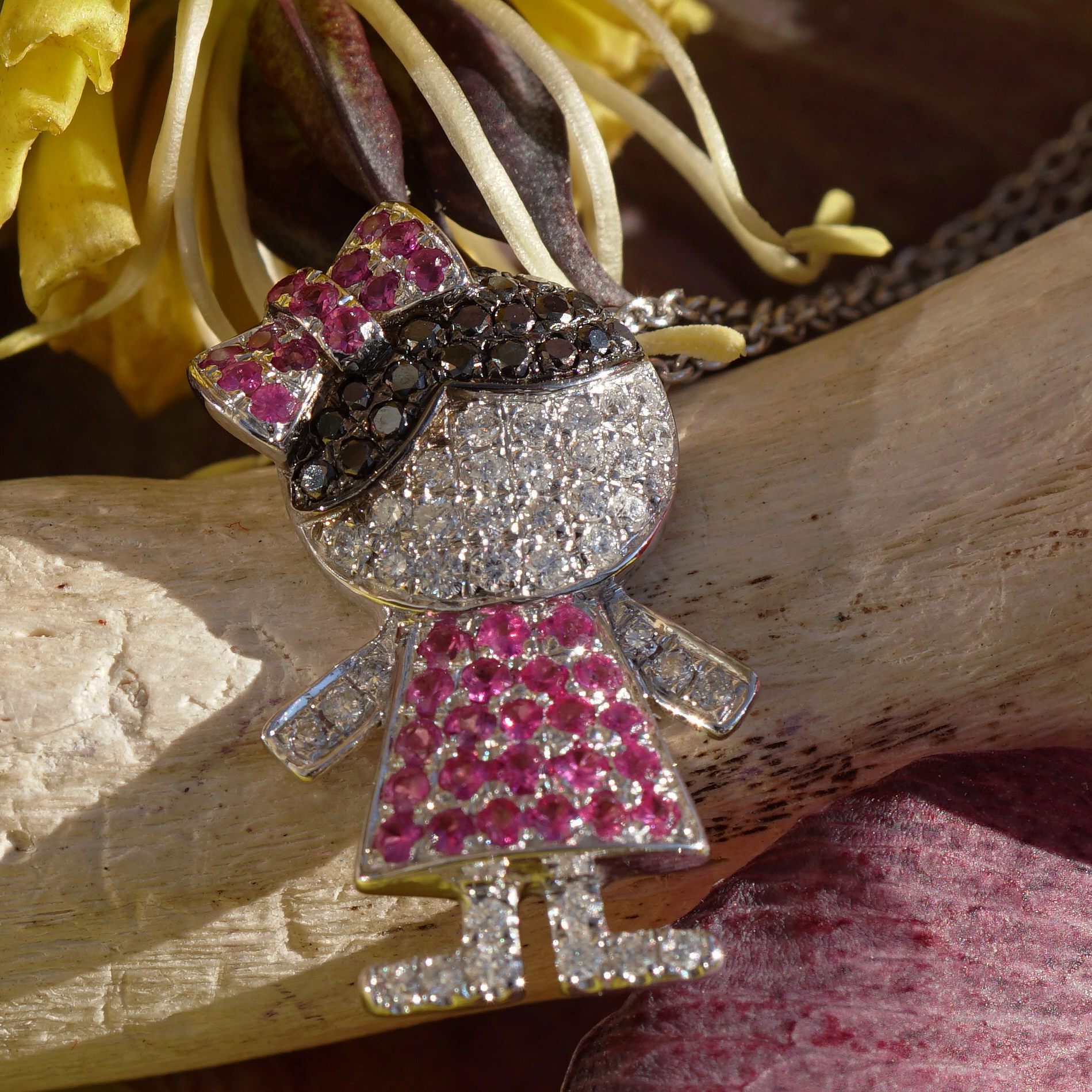 Mädchen Collier 750er Weissgold Diamanten 0.25 ct pink Saphiren 0.20 ct 20 x 13 mm