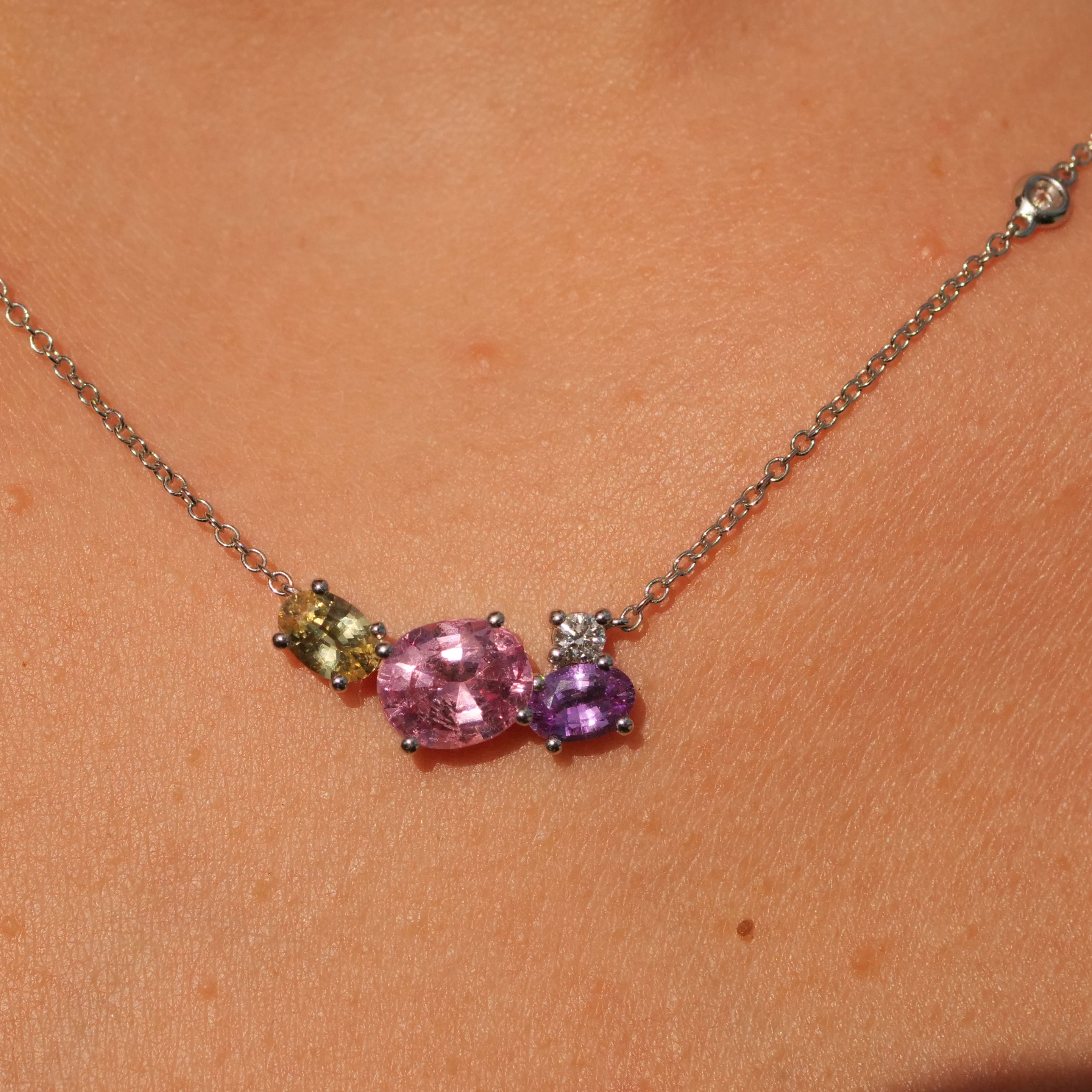 Saphir Spinell Brillant Necklace 18kt Whitegold 2.60 ct 0.20 ct Ilakaka Mine Madagascar yellow purpled Mine Tadschikistan