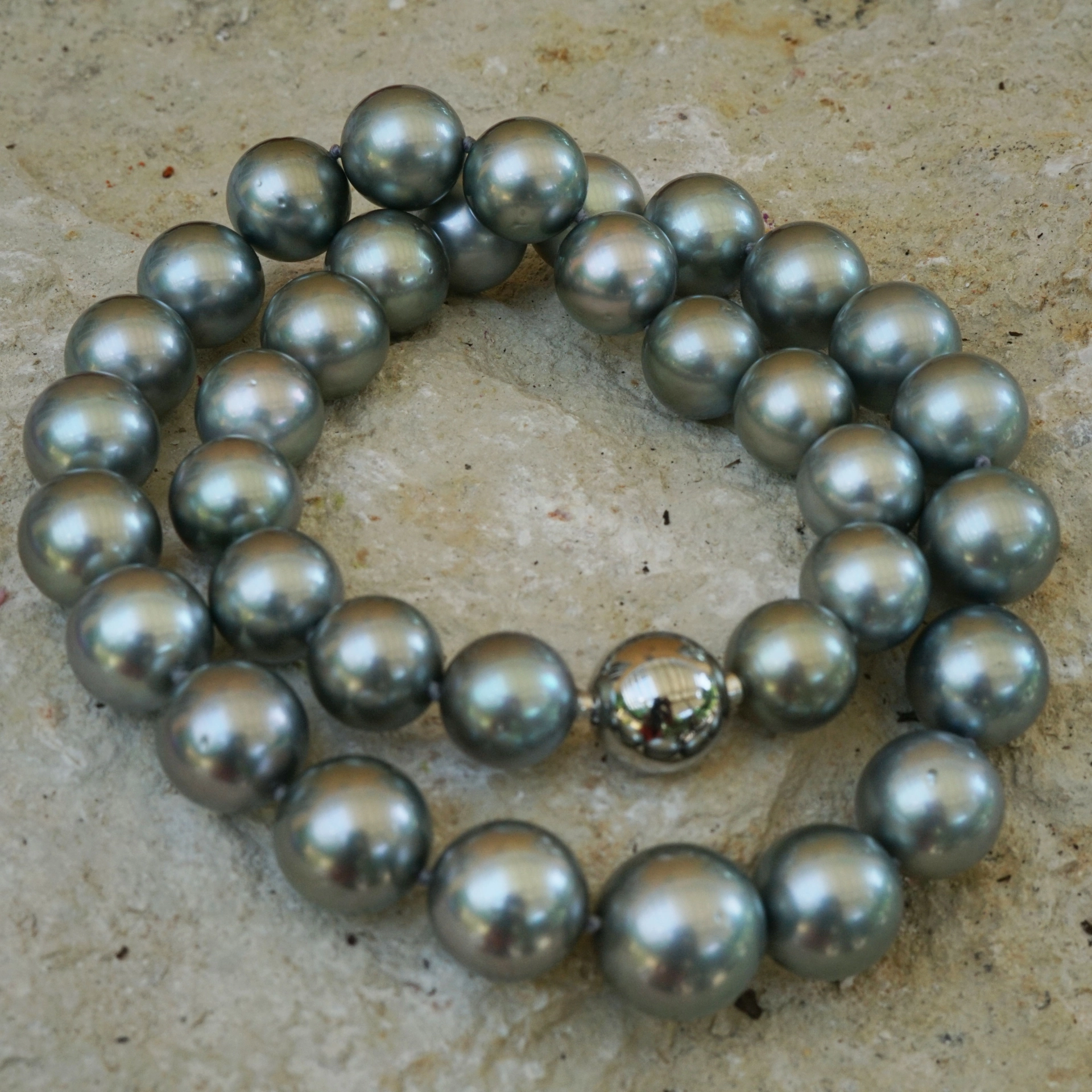 Tahiti Zucht Perl Collier AAA+ Grau Grünlich 13,3-10,2 mm rund verlaufend