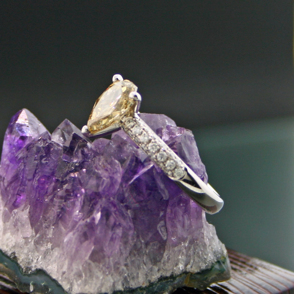Diamant-Tropfen-1.58 ct-900er-Platin-Ring mit Besatzbrillanten-0.37 ct