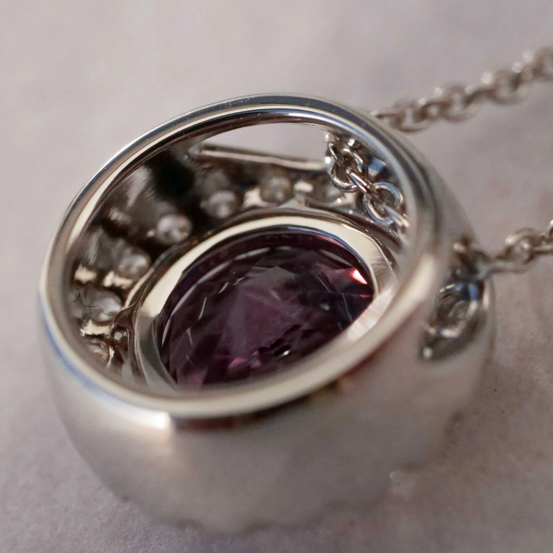 Spinel Brilliant Pendant 1.50 ct 0.14 ct TW VS..natural Color pink-violet-aubergine 18kt White Gold