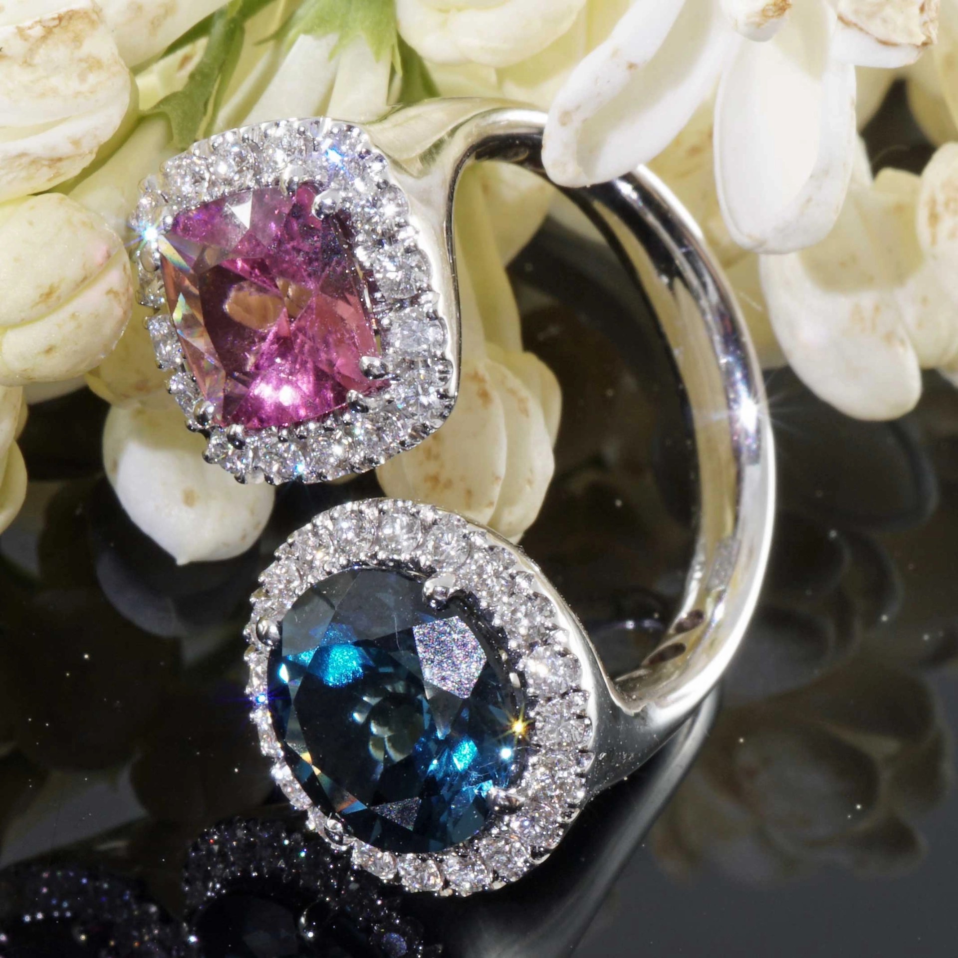 Wonderful Twin Ring 18 kt White Gold Tourmaline and Topaz with Brilliants surrounded