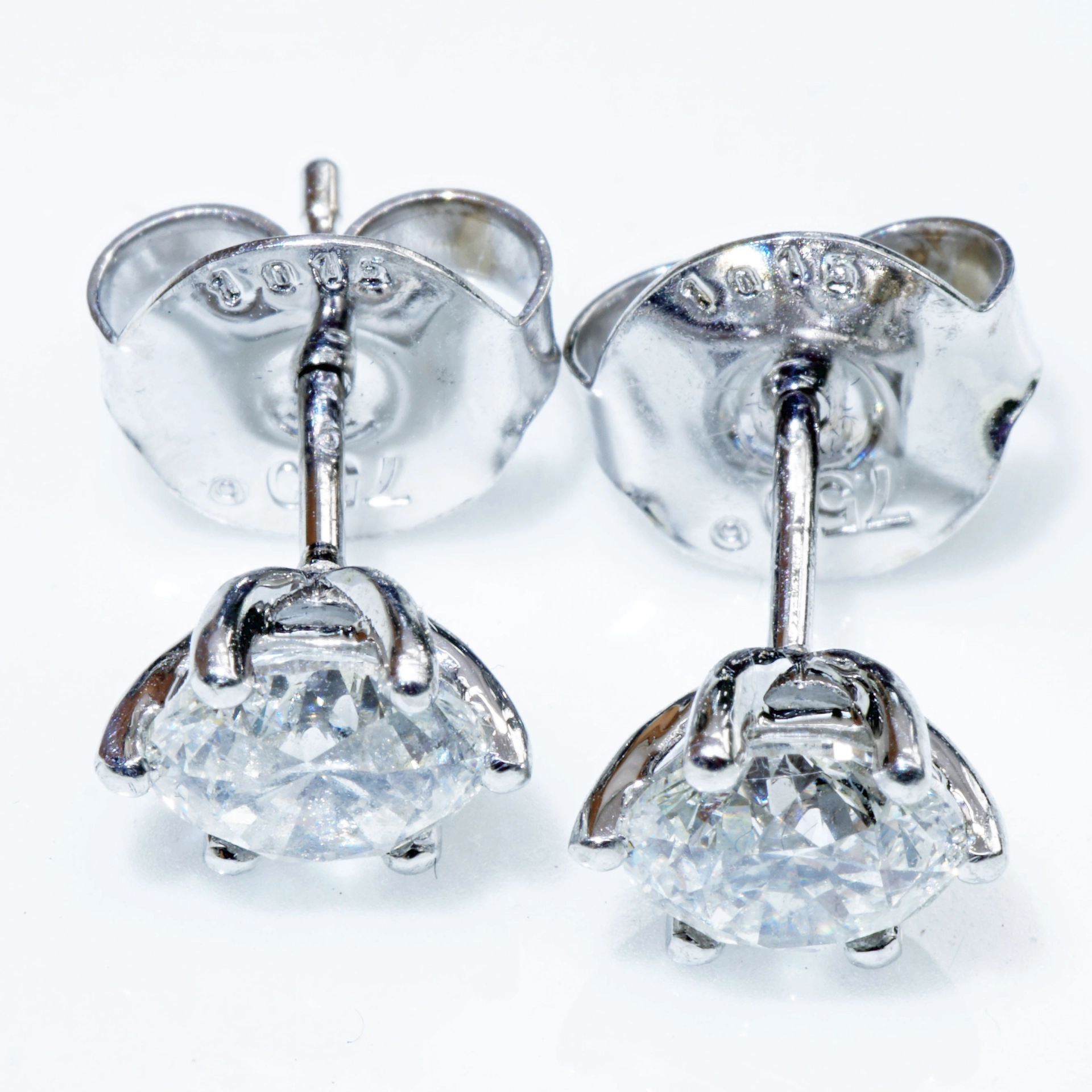 GIA certified full Cut Brilliant Earrings total 2.03 ct W / SI2 White Gold 18 kt