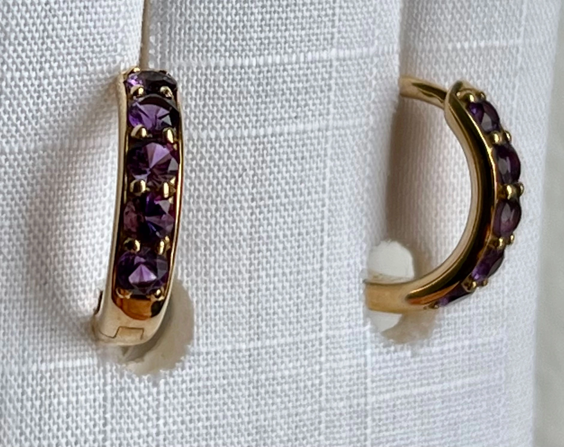Single ear stud with a rare gold colored sapphire