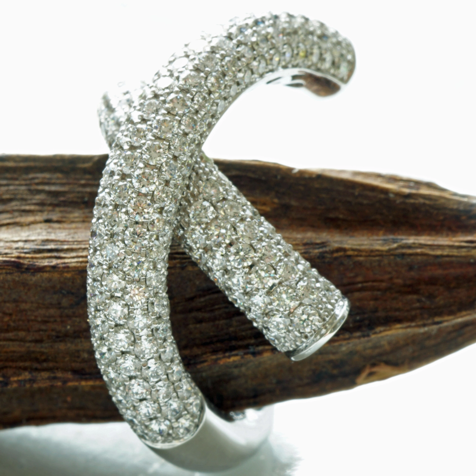 Give me a X....diamond Highlight, what a design! 18kt  whitegold, every diamond set with very professionell, approx. 3.42 ct