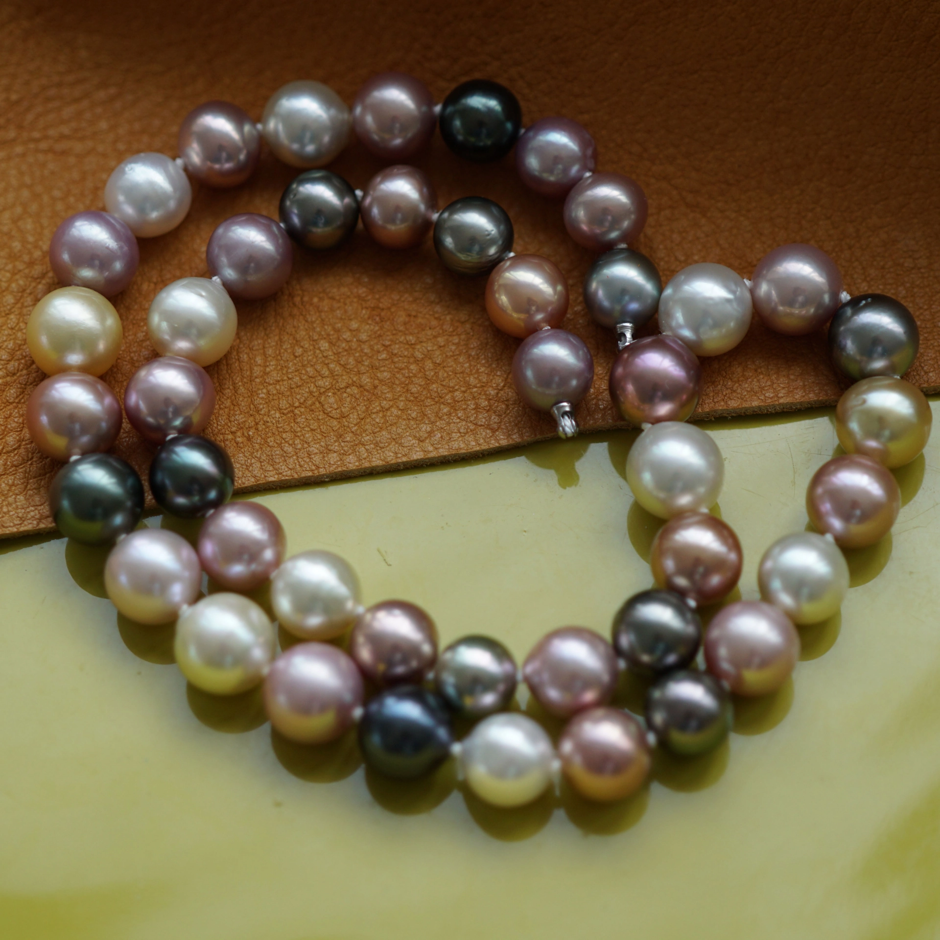 Tahiti Southsea Ming Pearl Necklace....such nice Colors