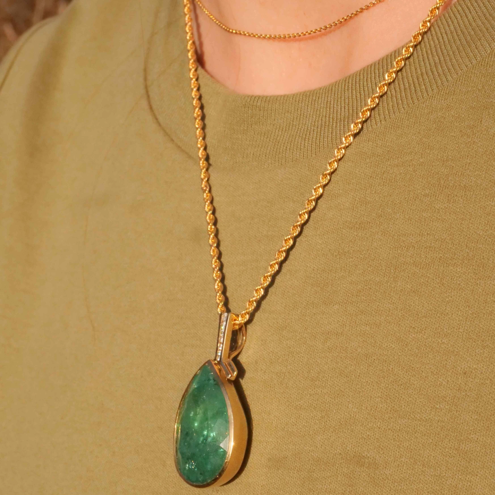 Emerald Drop Brilliant Pendant with magnific 28 carat Weight 14 kt Yellowgold