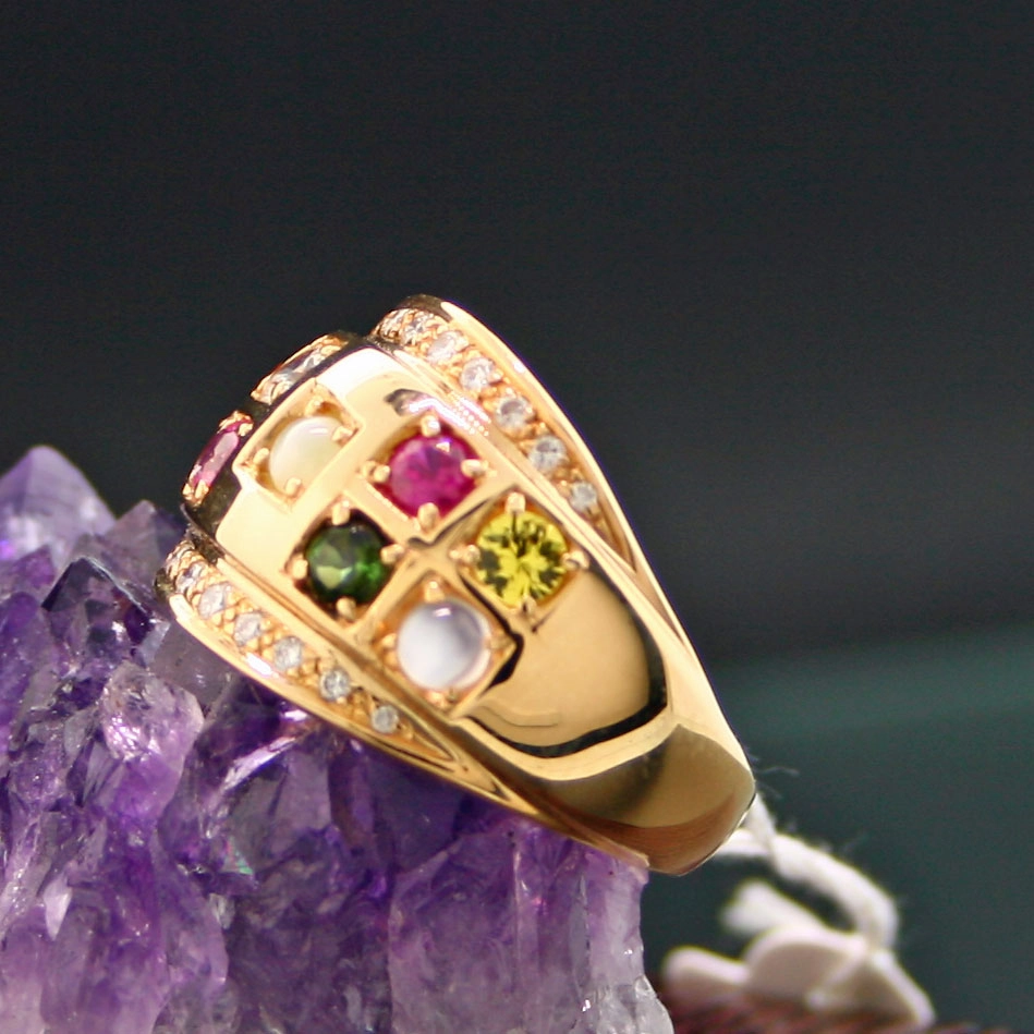 Ring mit Chrysoberyll-Katzenauge und diversen Edelsteinen, 750er-Gold
