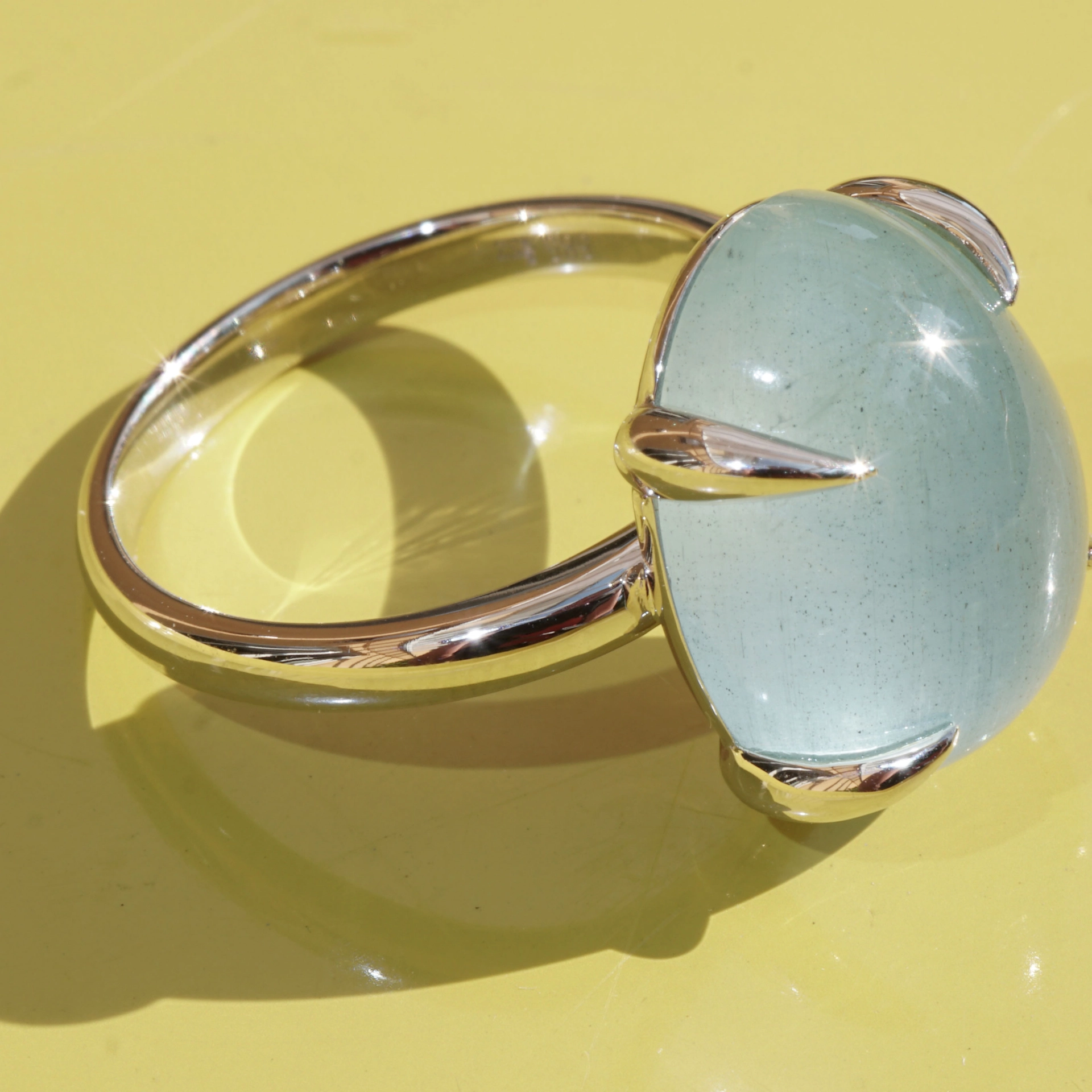 Aquamarin Ring 18 kt White Gold ...magic Light