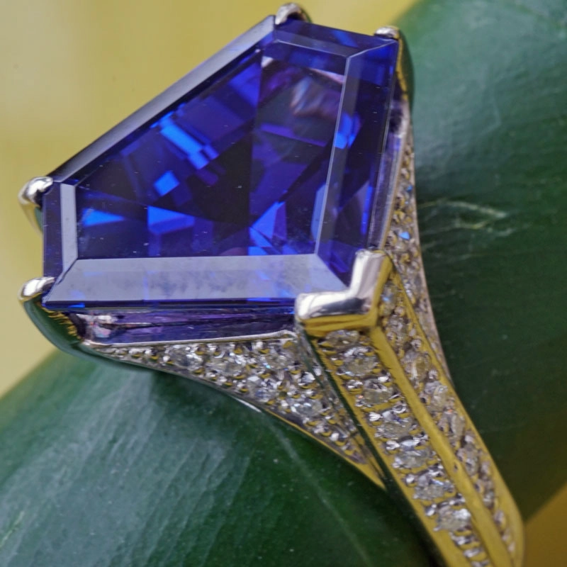 Tansanit-Brillant-Ring-900er-Platin-7.91 ct-0.40 ct