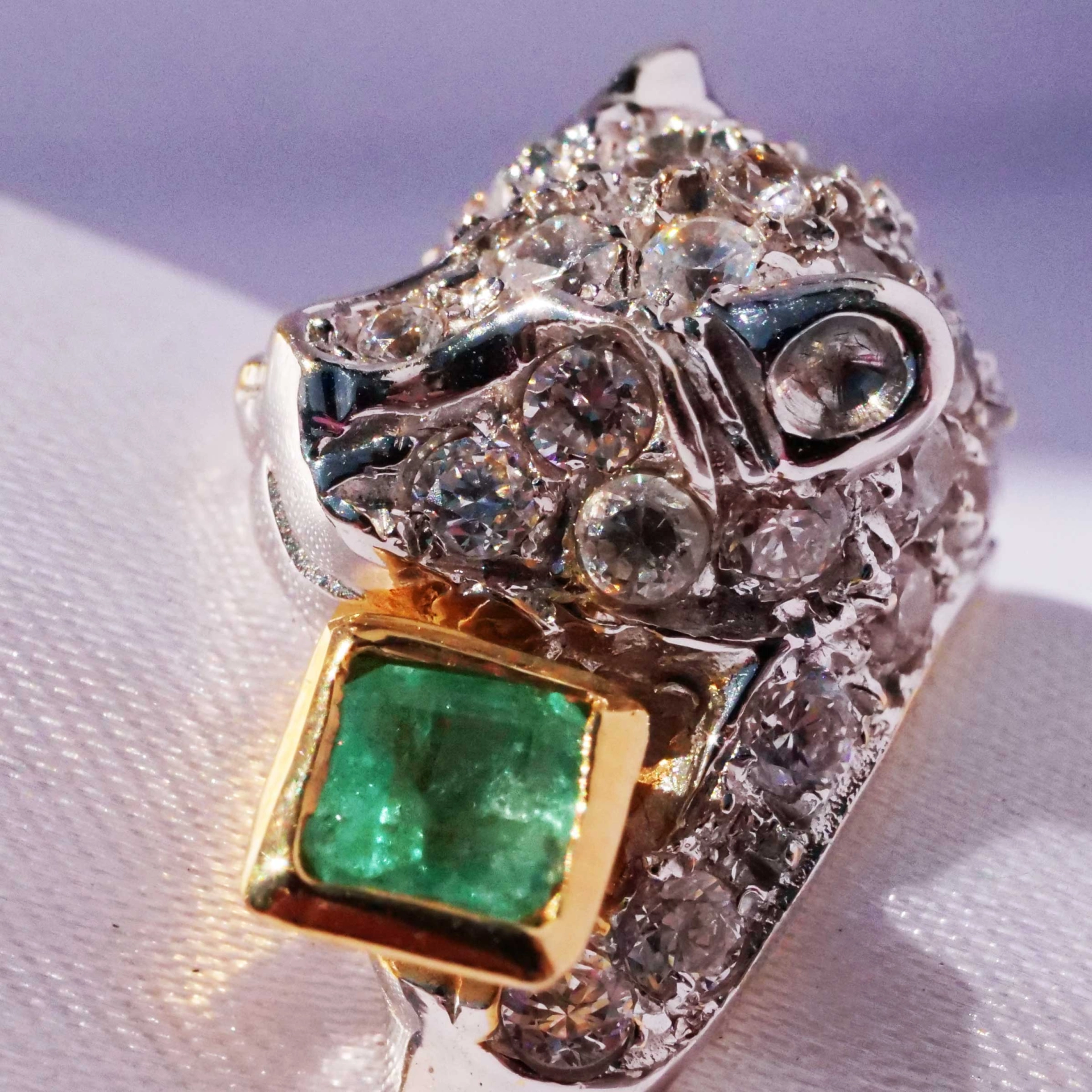 Emerald big Cat Ring 18 kt White Gold 0.25 ct beautifully designed