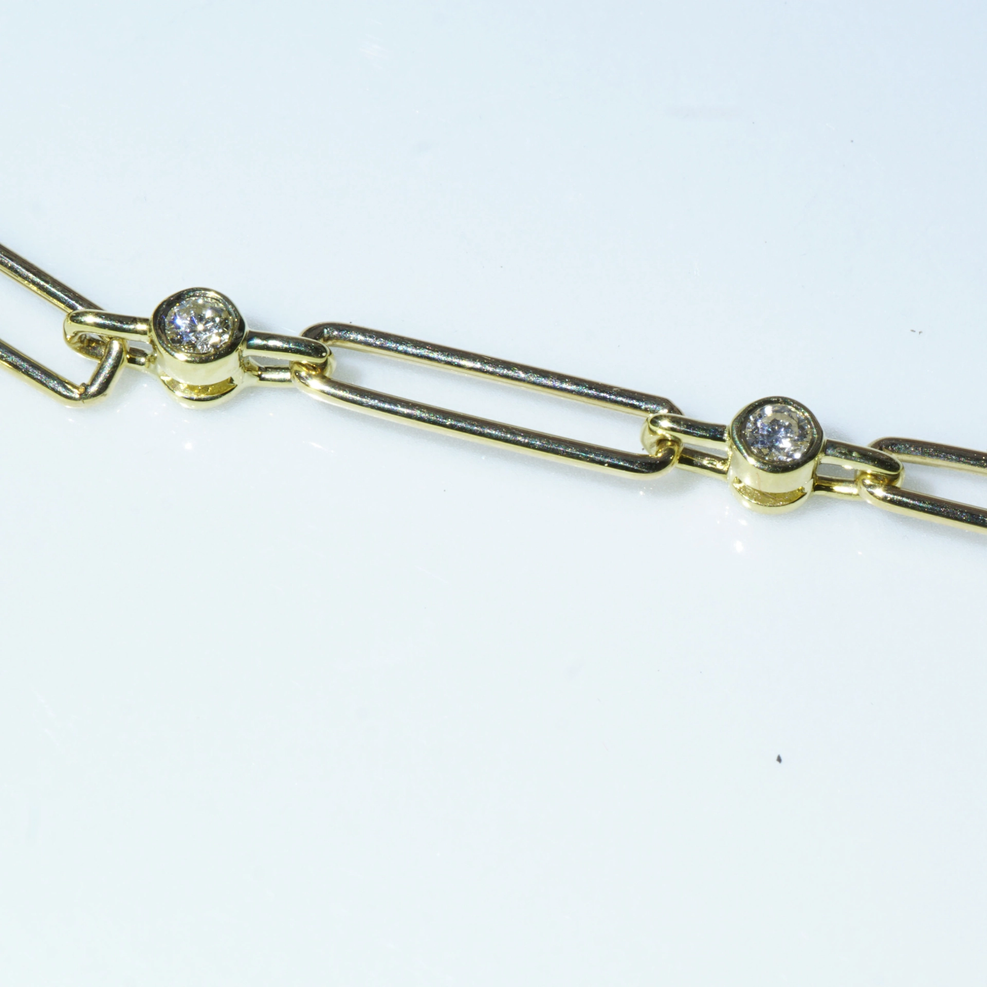 All around 10 Brilliants 0.30ct Sporty and elegant this diamond bracelet is both