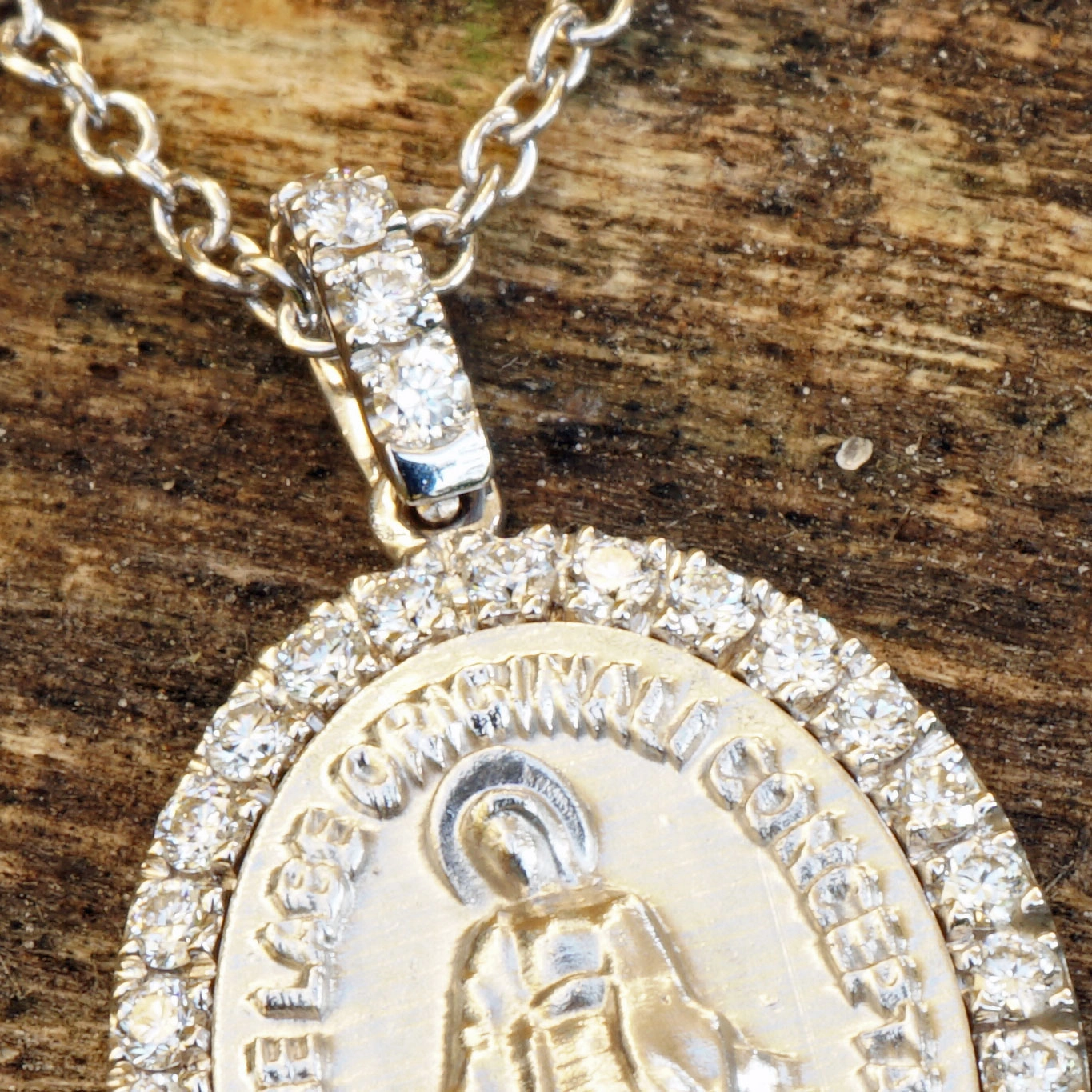 sweet madonna pendant made in italy, perfectly set in 750 white gold,