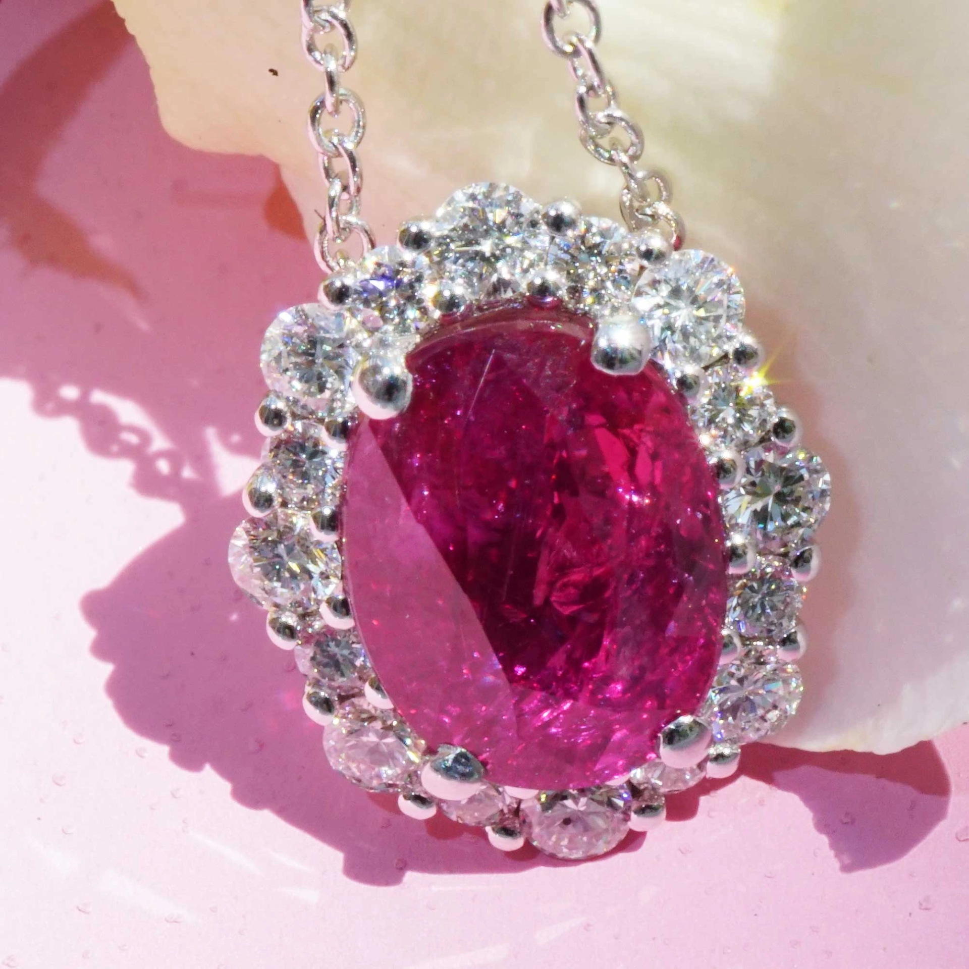 SON04803-Brillant-Rubin-unbehandelt-Anhaenger-Kette-750er-Weissgold-Andilamena-Madagascar-2-12-ct-mit-Expertise Brilliant Ruby Pendant with Chain 750 White Gold Andilamena / Madagascar 2.12 ct with Expertise