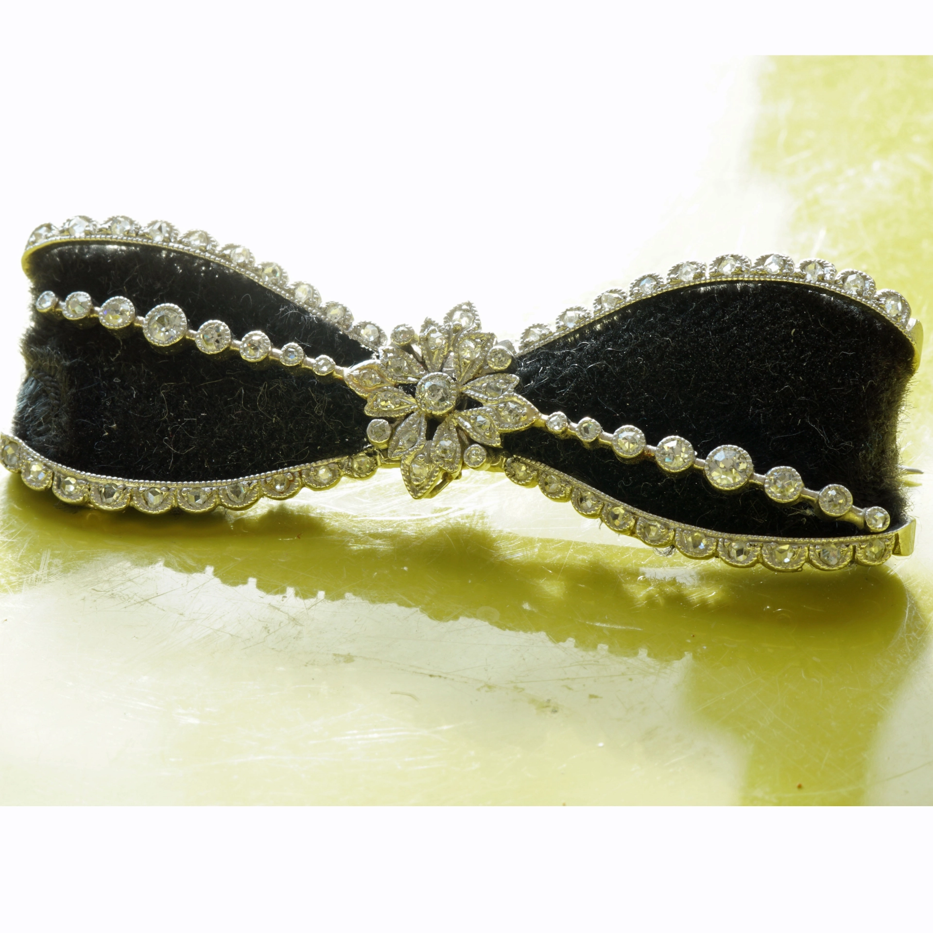 Art Deco Loop Brooche 950 Platinum around 1930...elegance and joie de vivre
