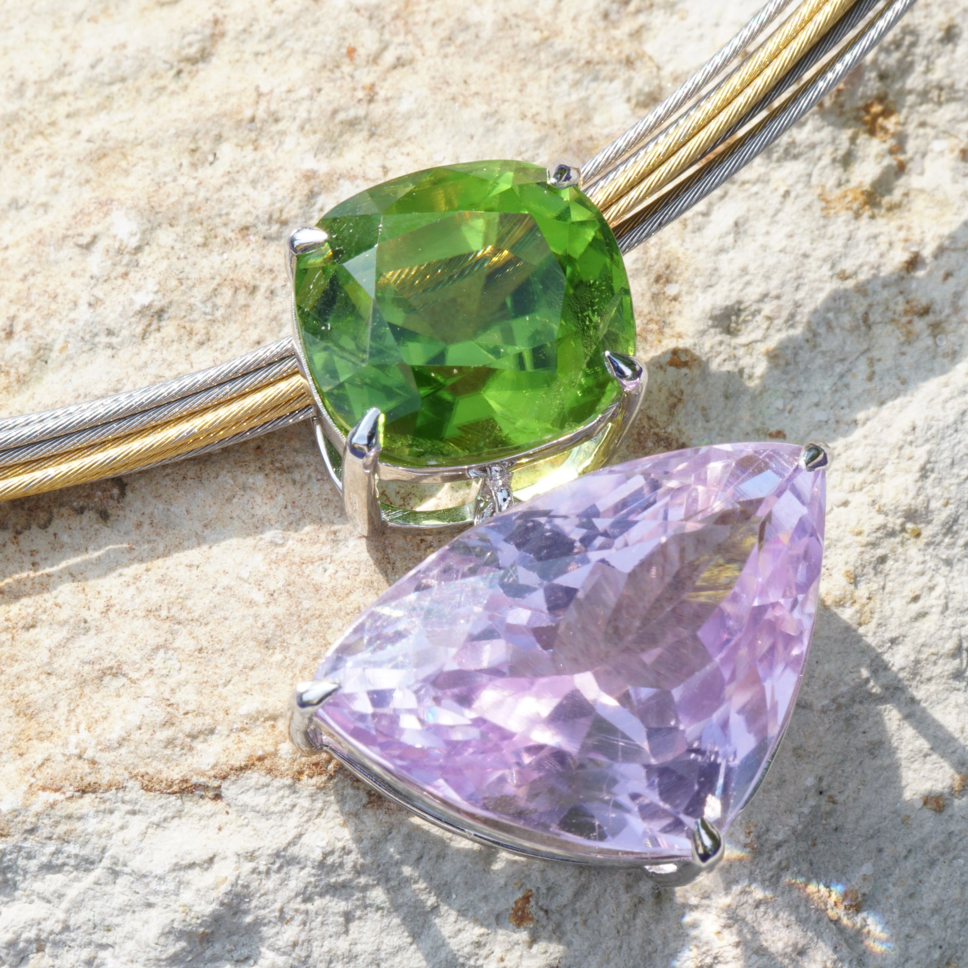 Pendant with mint green peridot of 11 x 10 mm, 6.62 ct, AAA, Afghanistan, cushion shape, and  pink bluish kunzite of 20 x 30 mm