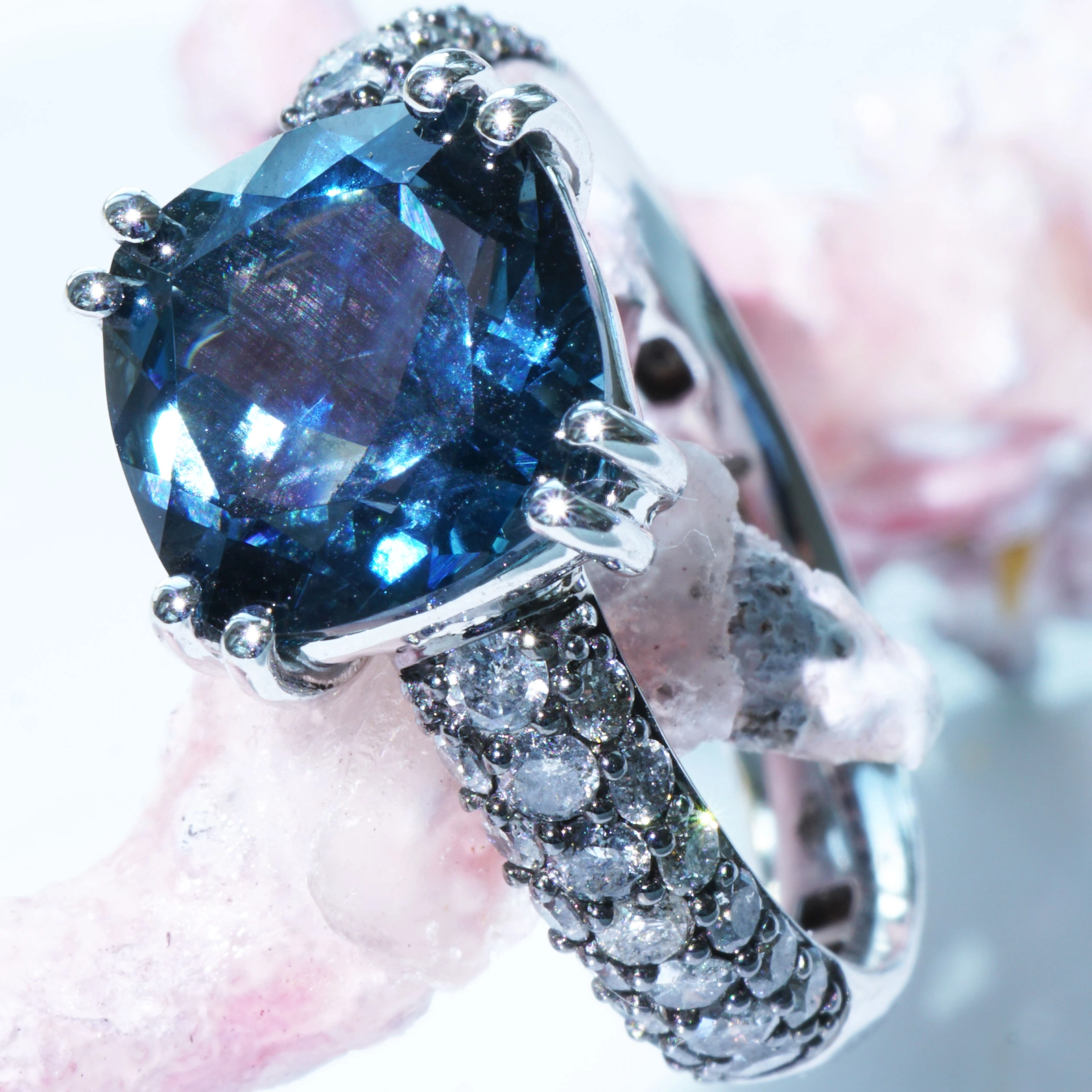 Blue and Grey....what a Cool Combination....Whitegold Ring 18 kt Topaz and Diamonds