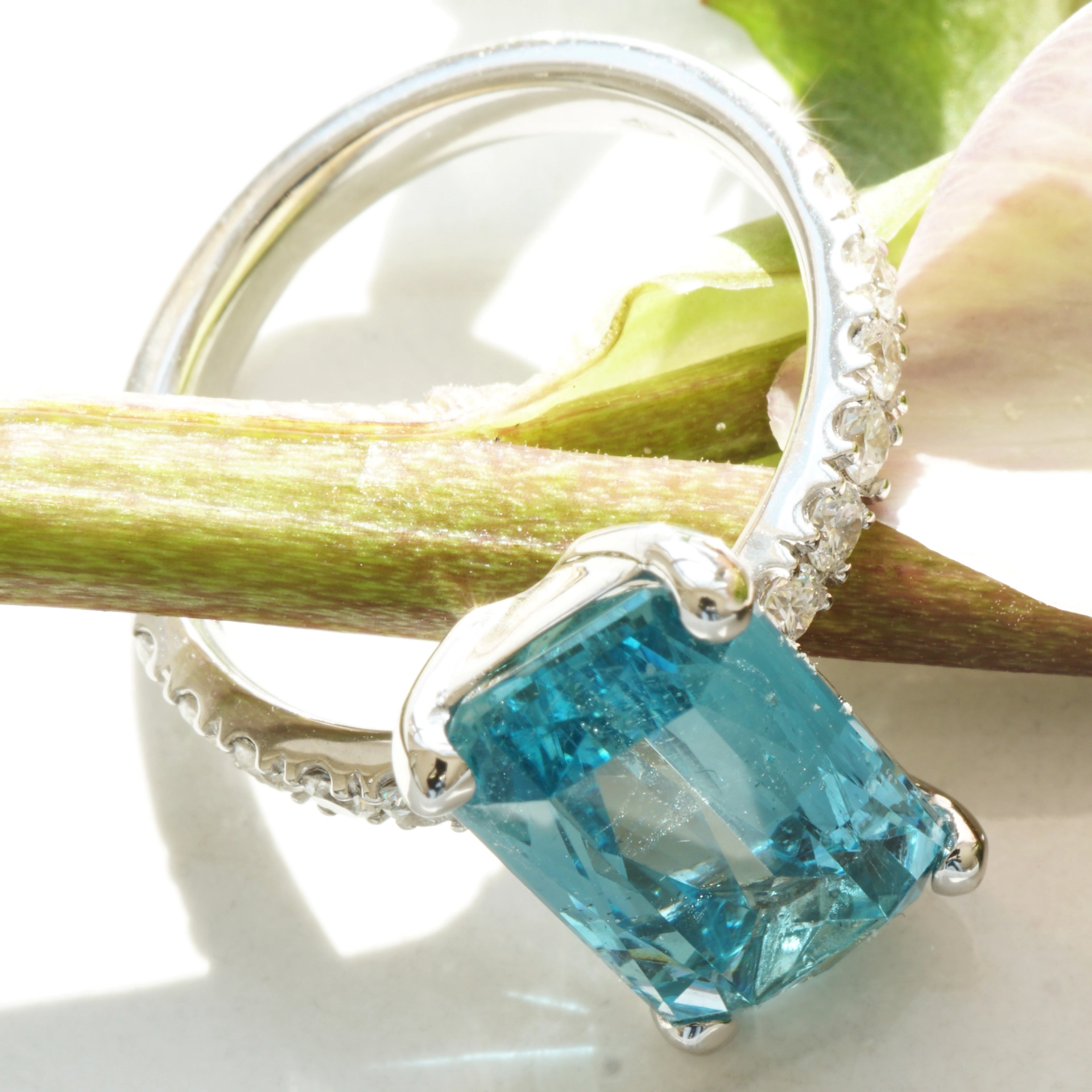 Aquamarine diamond ring, 5.09 ct, 0.44 ct, AAA + TW VVS ..... DIVINE BLUE