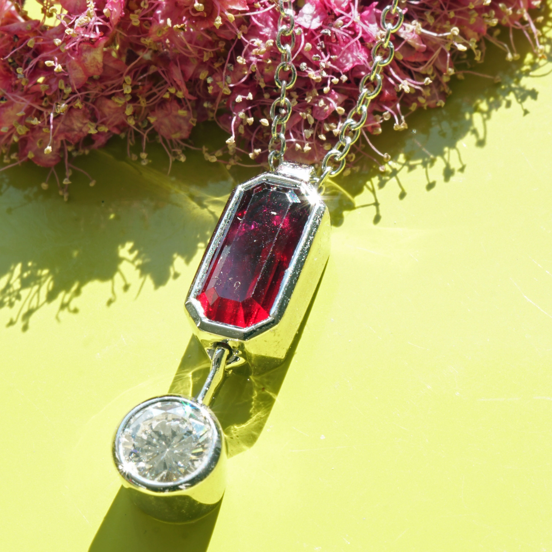 schmuckzicke_Rubin_Brillant_Anh-nger_Kette_750er_Weissgold_unerhitzt_1-03_0-26ct_IGI_High-InvestmentSON09373  Ruby 1.03 ct deep red from Mozambique IGI certificate baguette fullcut diamond of 0.26 ct TCR / VVS1