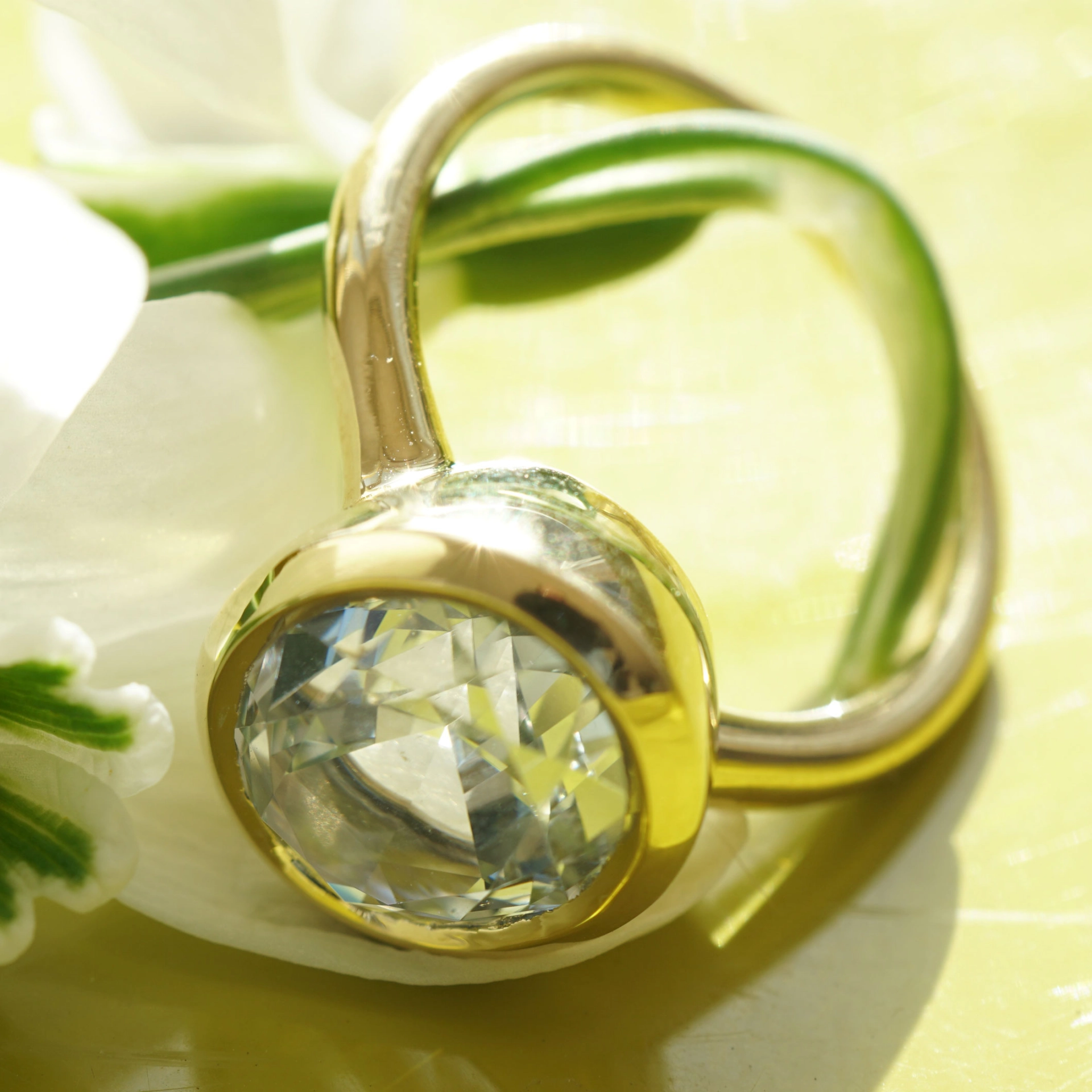 Goshenite beryl ring 4.82 ct, 750 yellow gold Mozambique ... colorless pure form