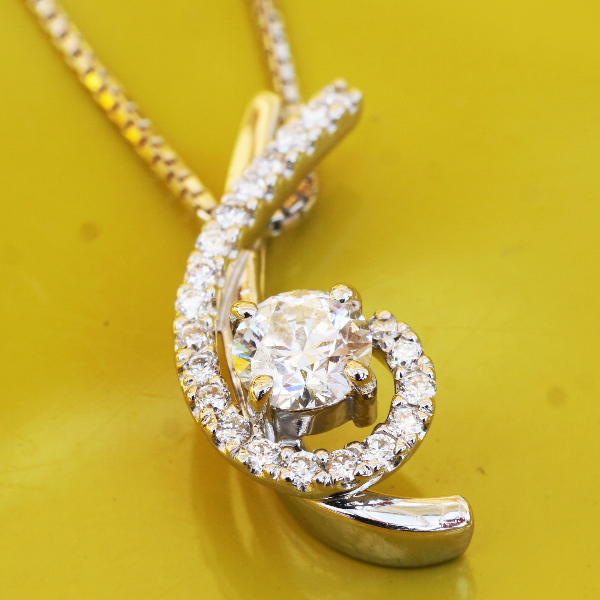 Brilliant Pendant with Chain 0.318 ct 0.14 ct W SI 18.5 x 8 mm 900 Platinum
