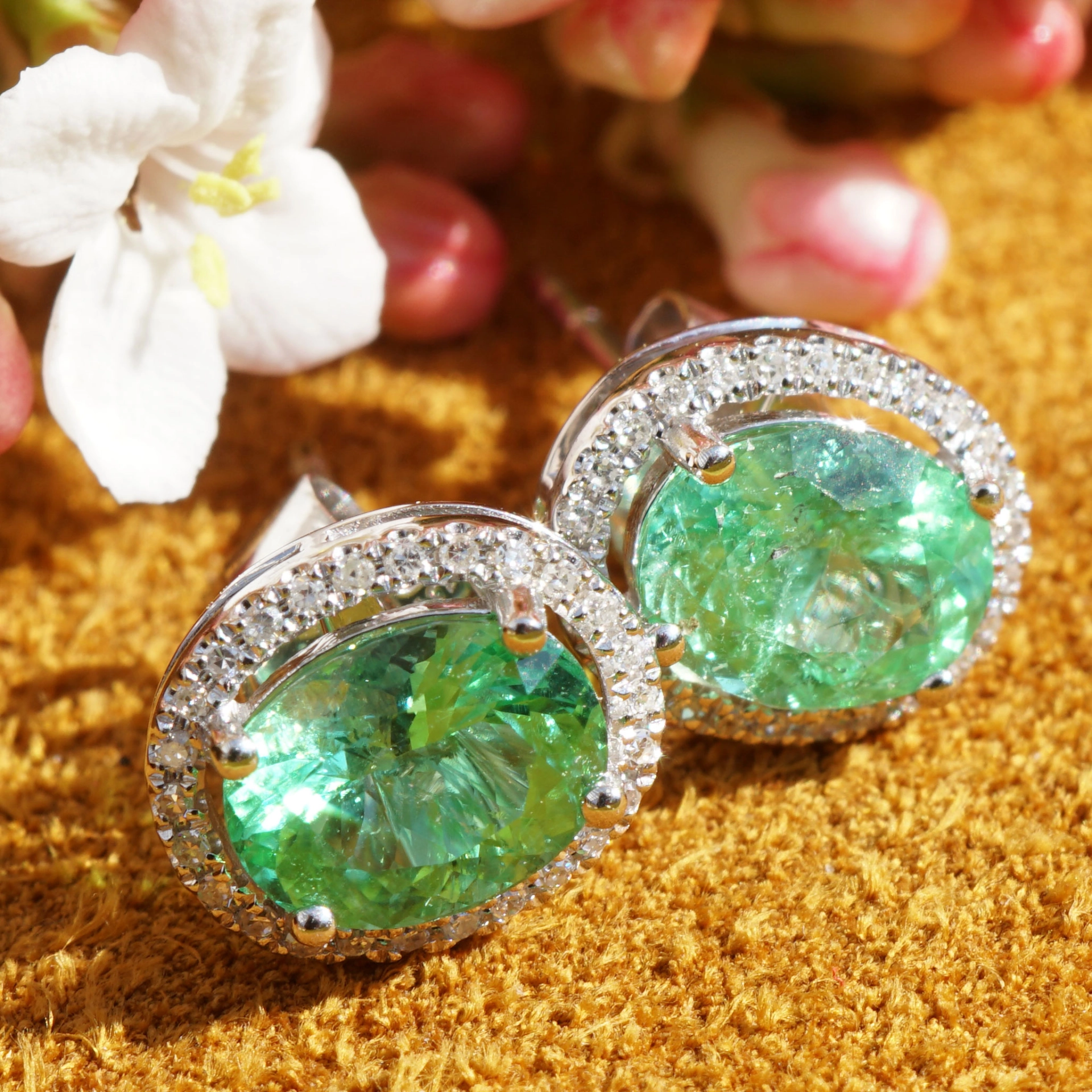 Paraiba Turmalin Ohrstecker 1.70 ct AAA+ 750er Weissgold Diamanten 7x5,5 mm