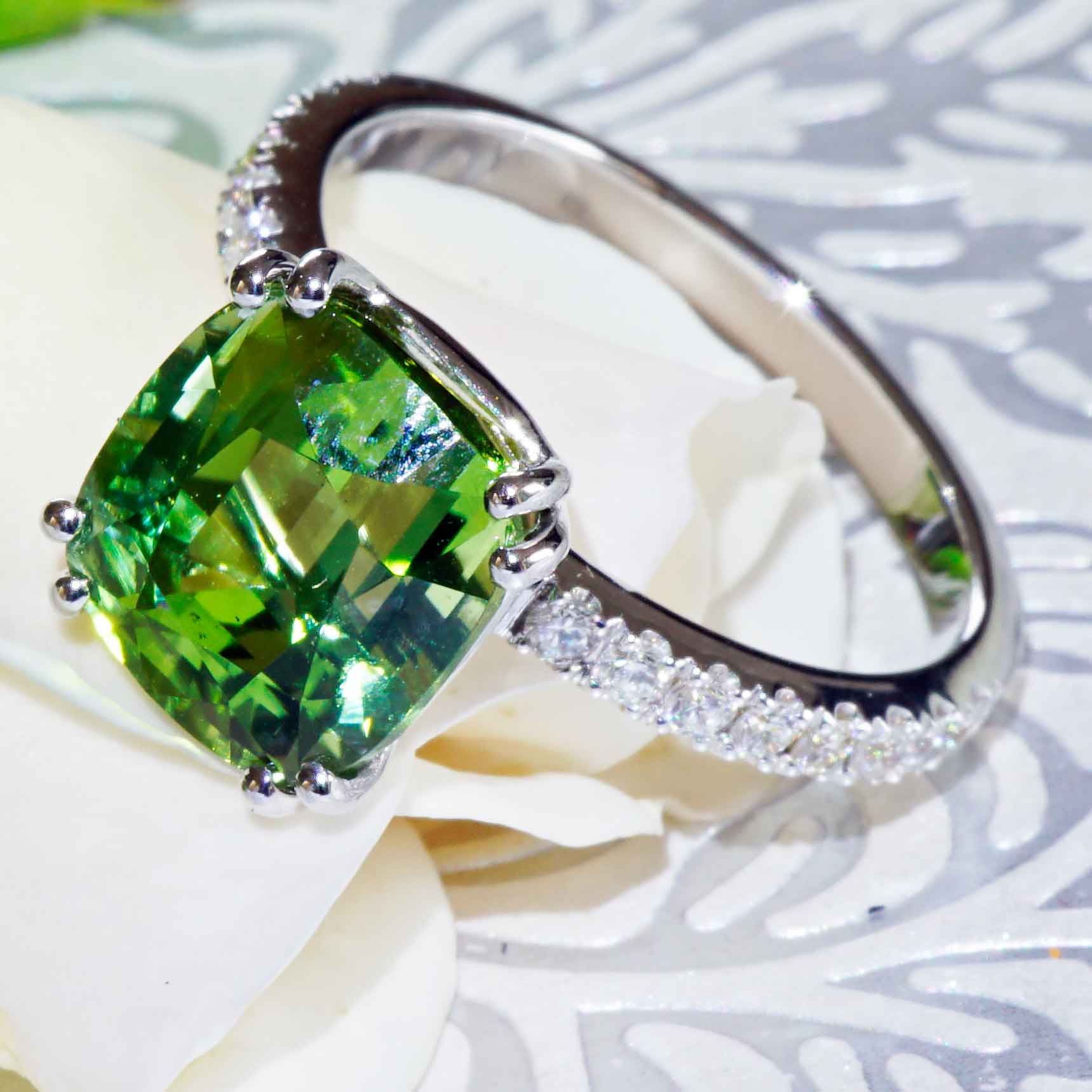 Lagun Green-Blue Tourmaline Brilliant Ring 750 white gold 4.86 ct 0.33 ctTop Quality from Afghanistan