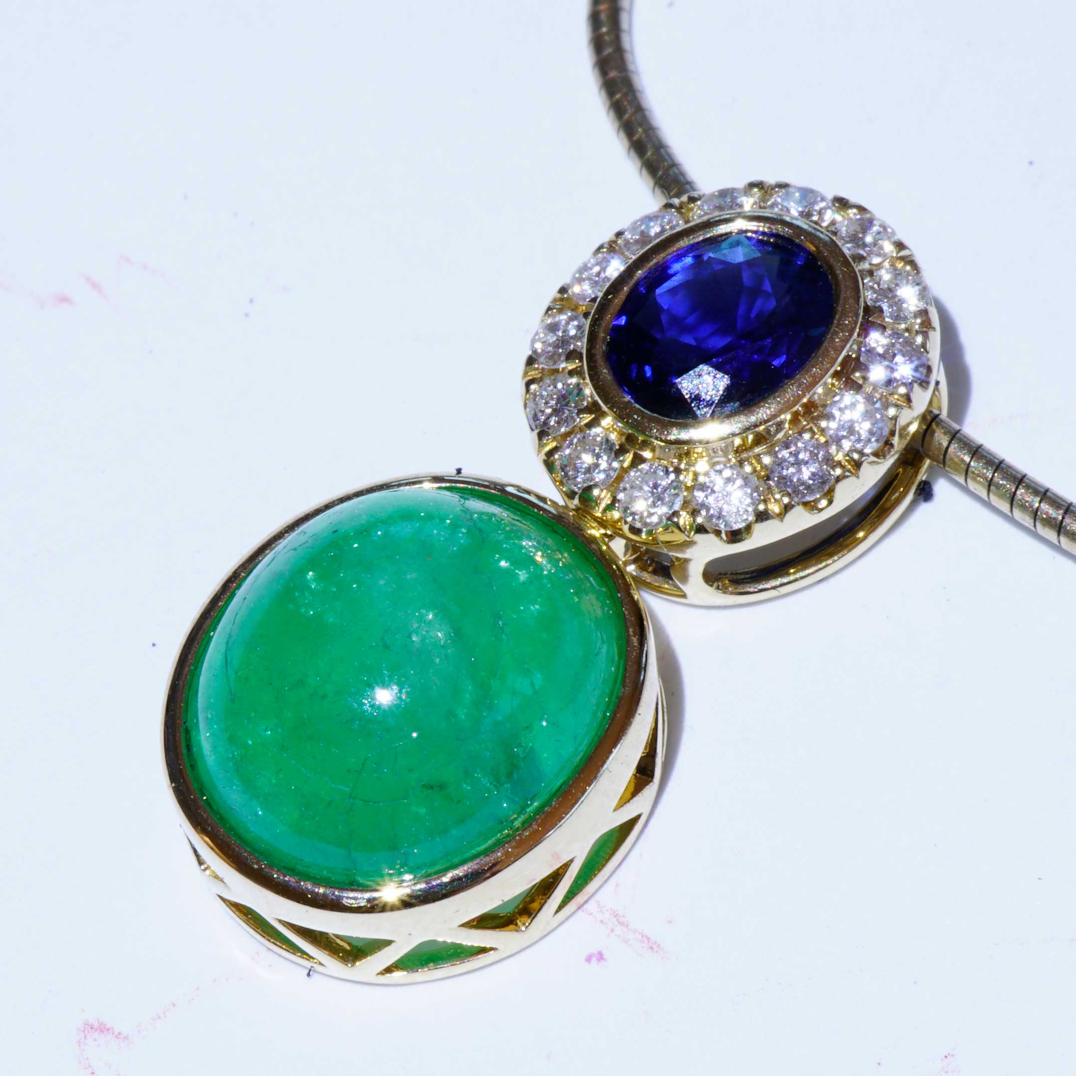 Pendant fine saphire AAA+ Emerald from Columbia and diamonds....precious Kombination