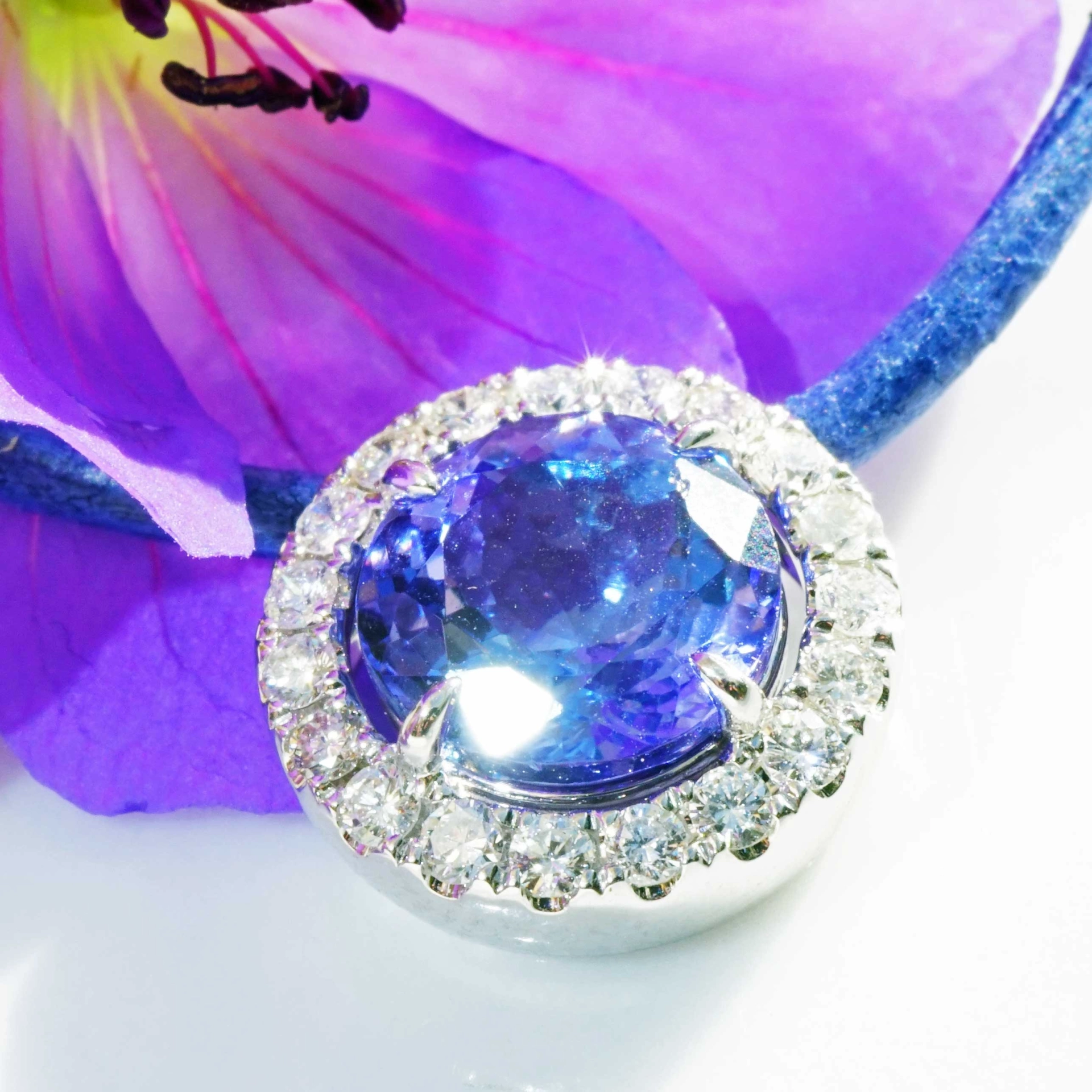 Tansanite Brilliant Pendant 2.86 ct 0.37 ct TW VS..hot blue 18kt White Gold...great Color