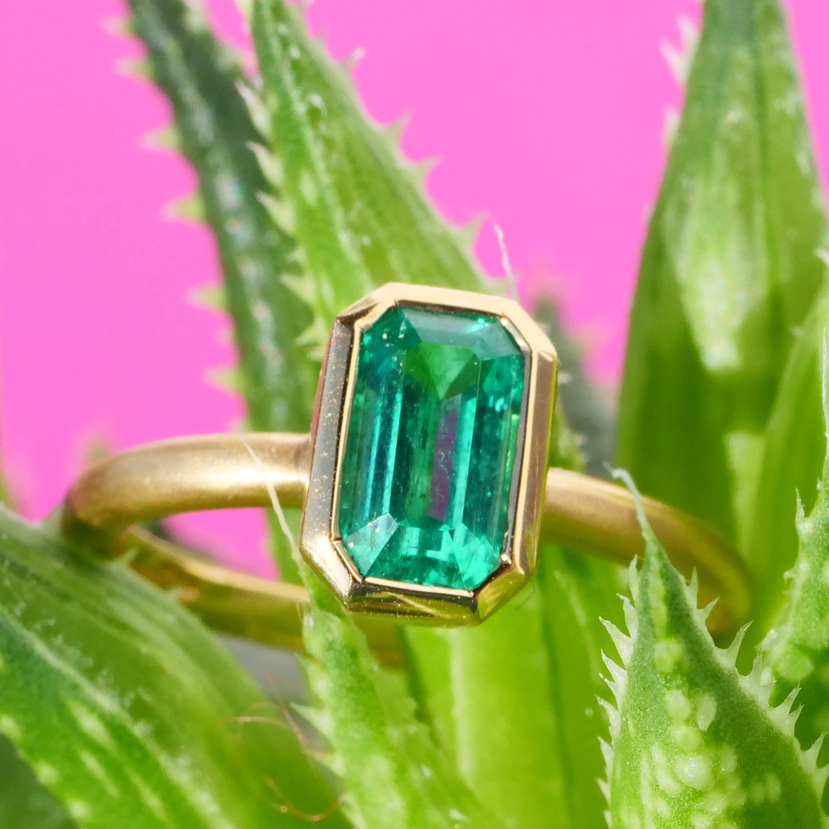Emerald ring 0.97 ct, top quality from Afghanistan, 750 yellow gold handmade