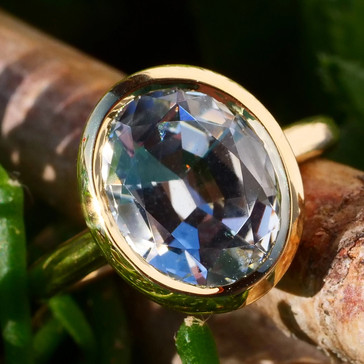 Goshenite beryl ring 4.82 ct, 750 yellow gold Mozambique ... colorless pure form