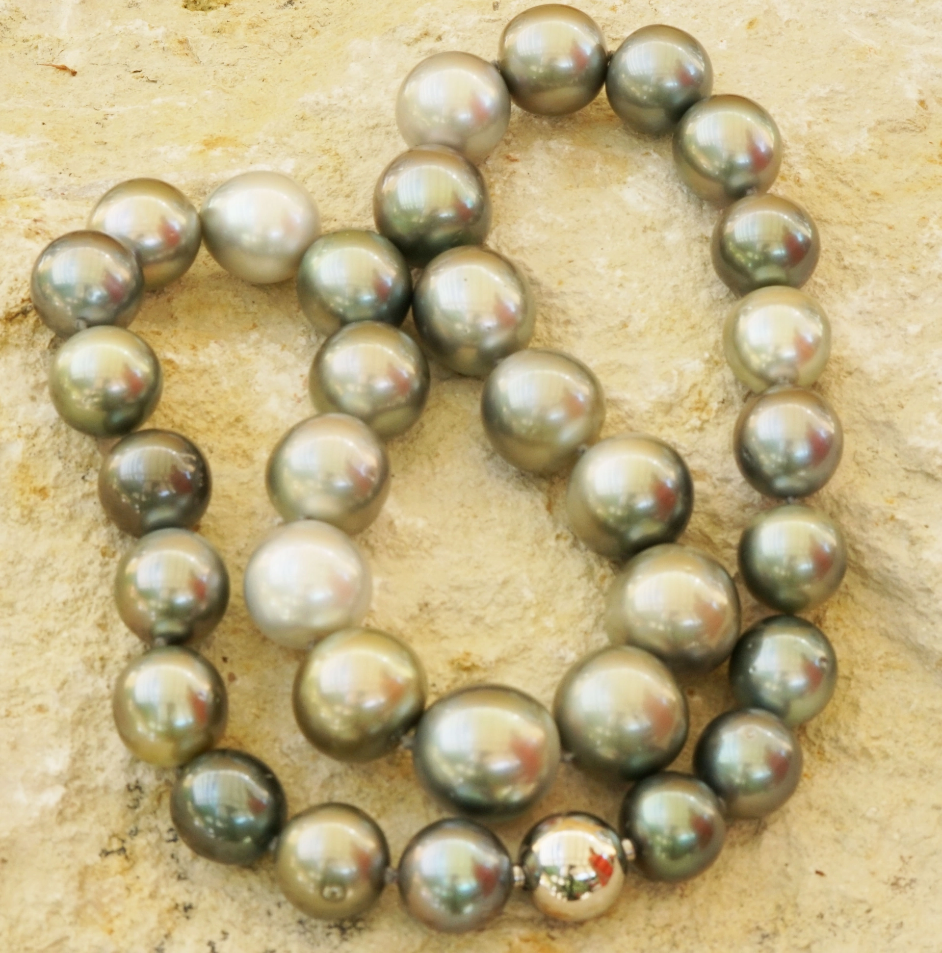Tahiti Zuchtperl Collier 11,8 -14,9 mm 47 cm antrazit-multif. rund-l.längl. AAA+