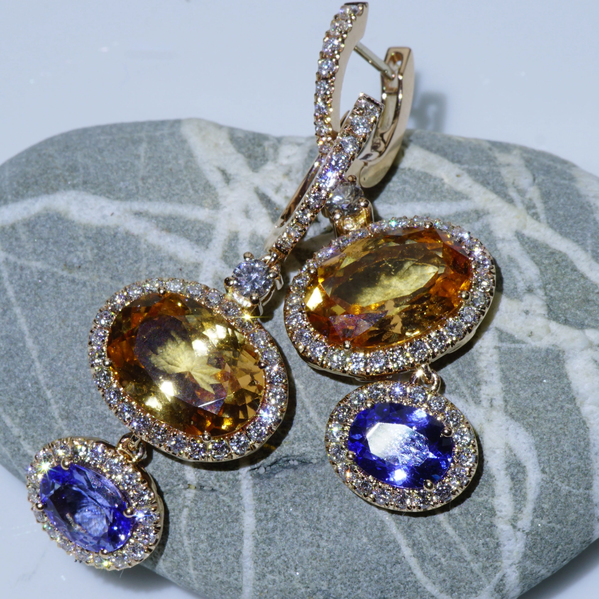 Stunningly beautiful Earrings with apricot-colored Garnet and Tanzanite 18 kt Rosegold