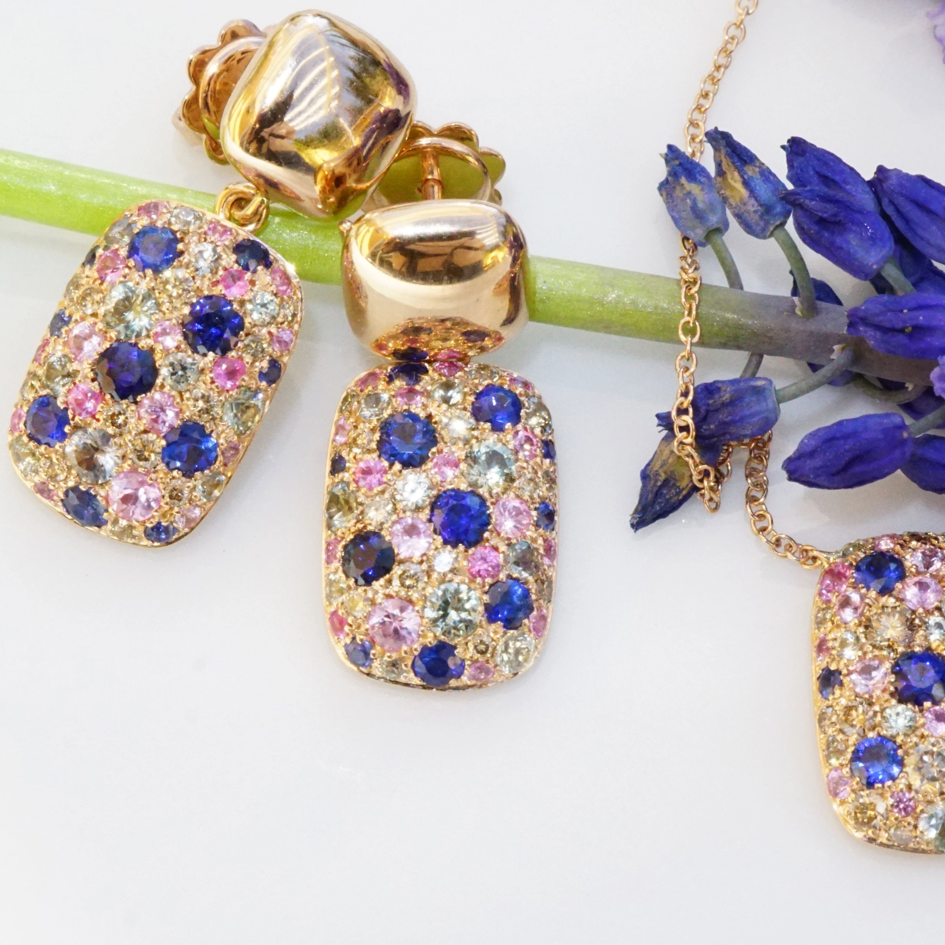 Saphire Brilliant Necklace 18 kt Rose Gold...wonderful play of Colors