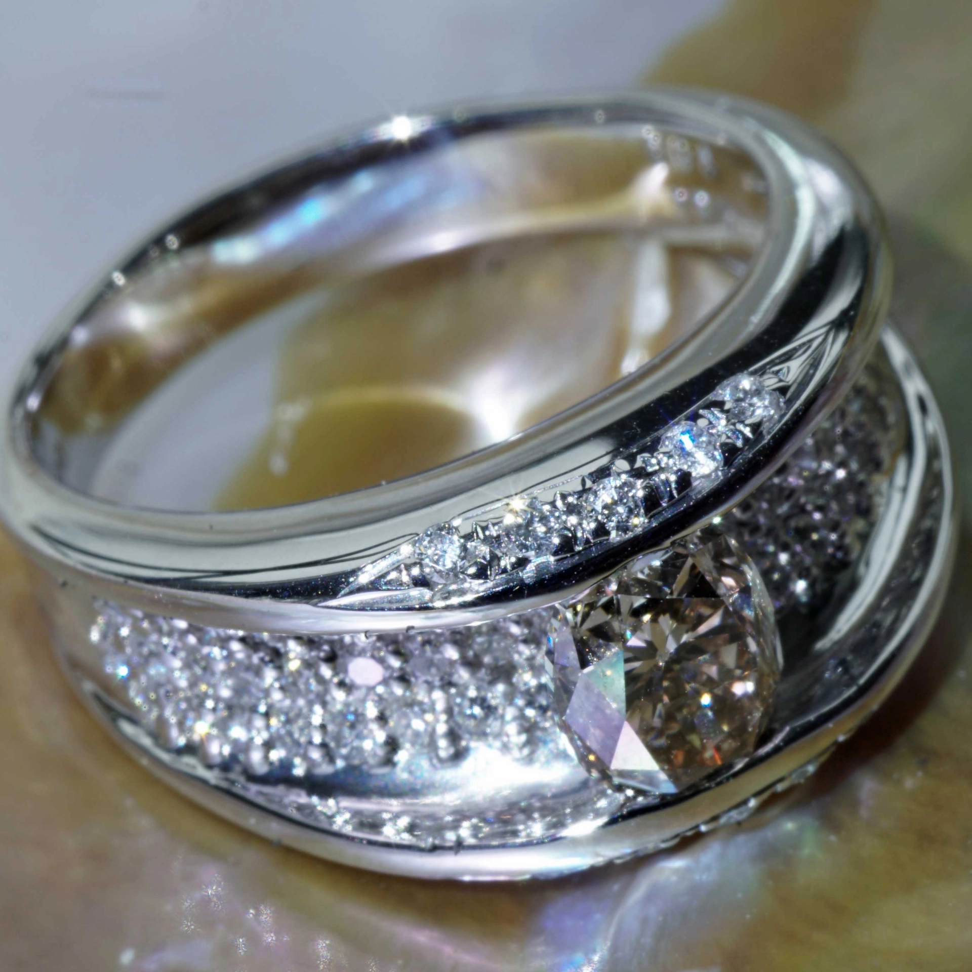 Brilliant Ring with great high-class contrast 0.58 ct 1.03 ct light brown white 